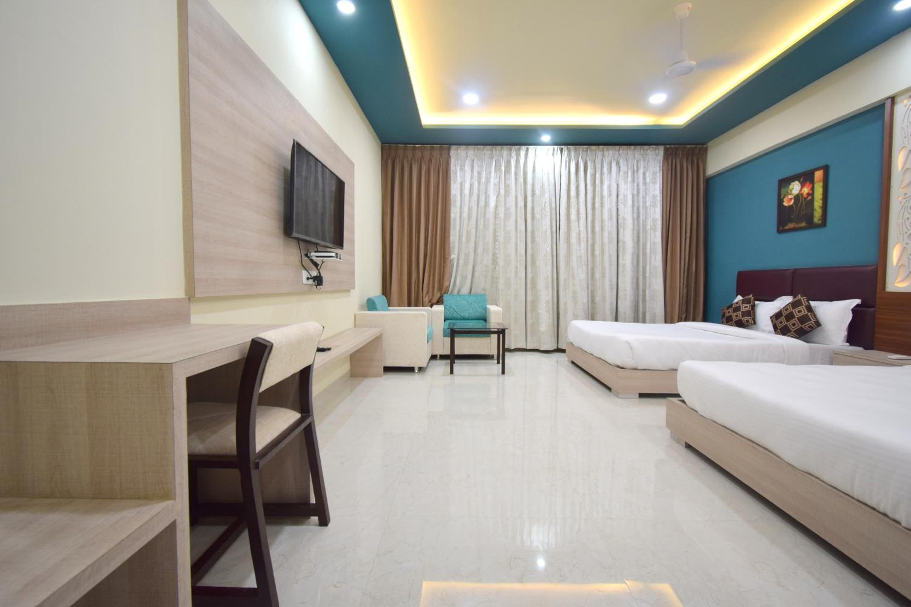 Superior Queen Room with Two Queen Beds - Photo 8