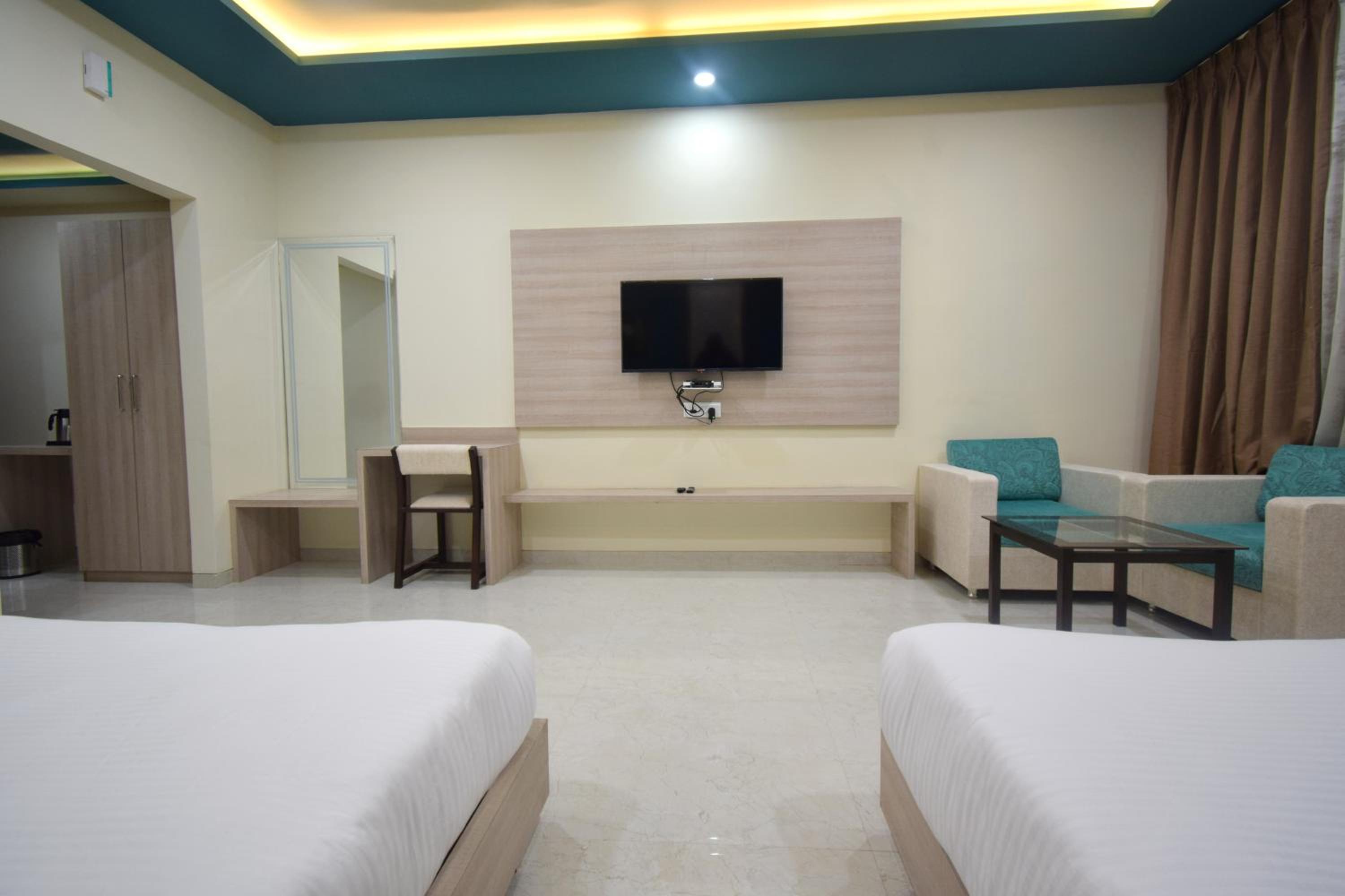 Superior Queen Room with Two Queen Beds - Photo 7