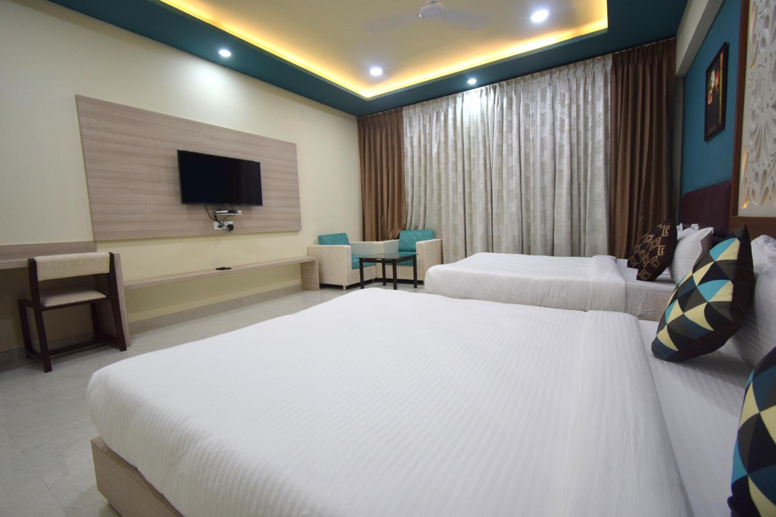 Superior Queen Room with Two Queen Beds - Photo 6