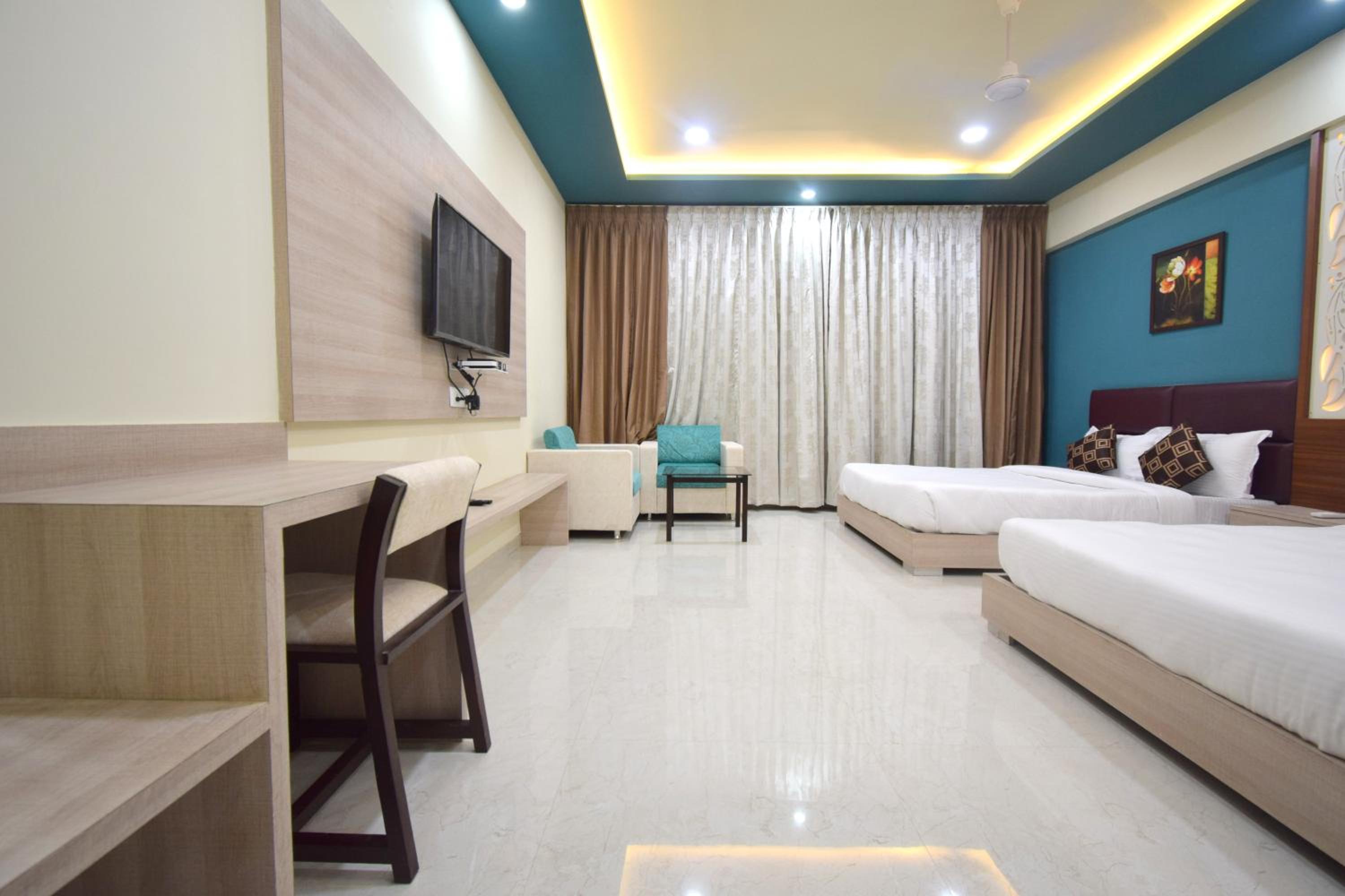 Superior Queen Room with Two Queen Beds - Photo 5