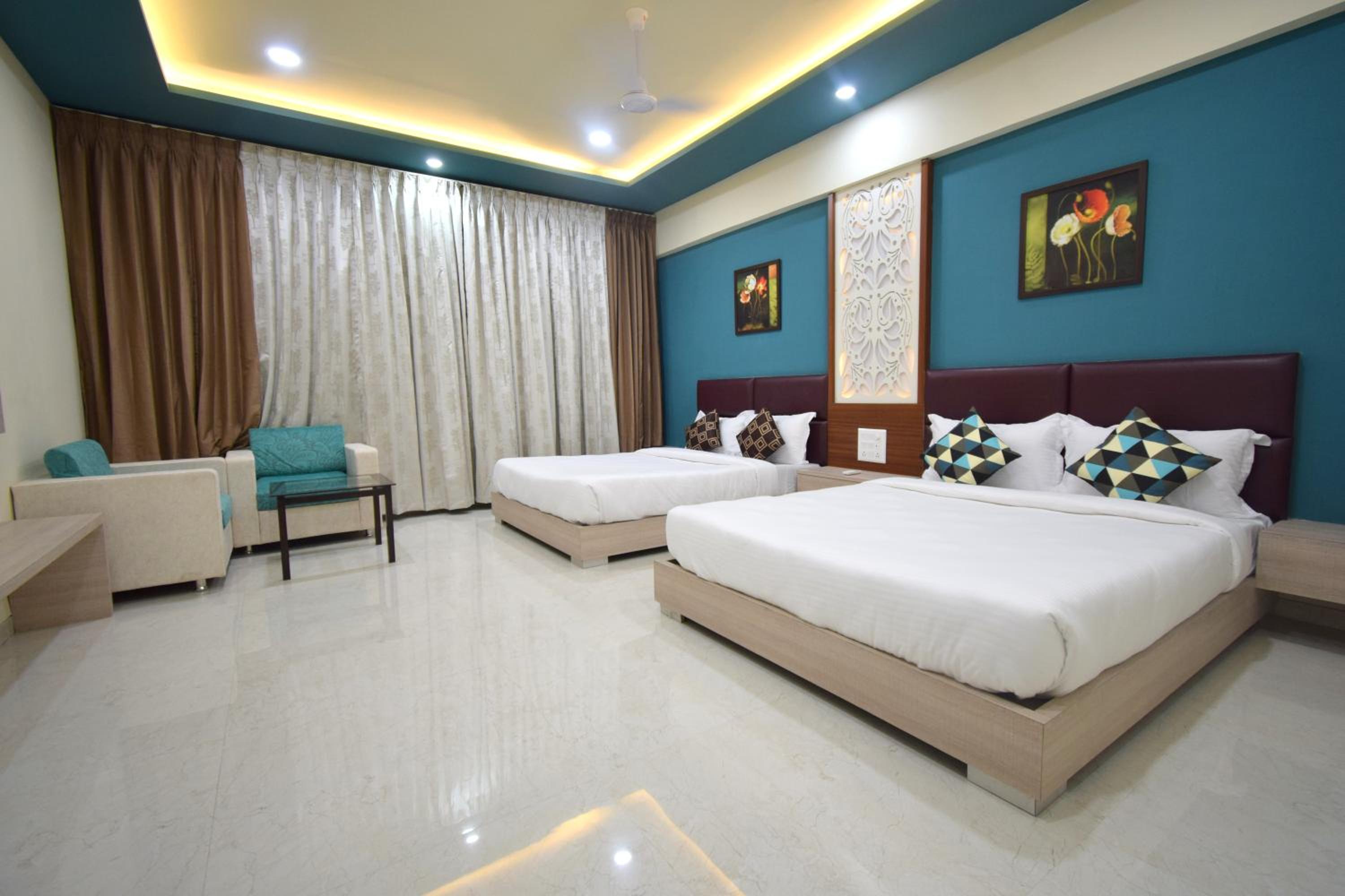 Superior Queen Room with Two Queen Beds - Photo 19