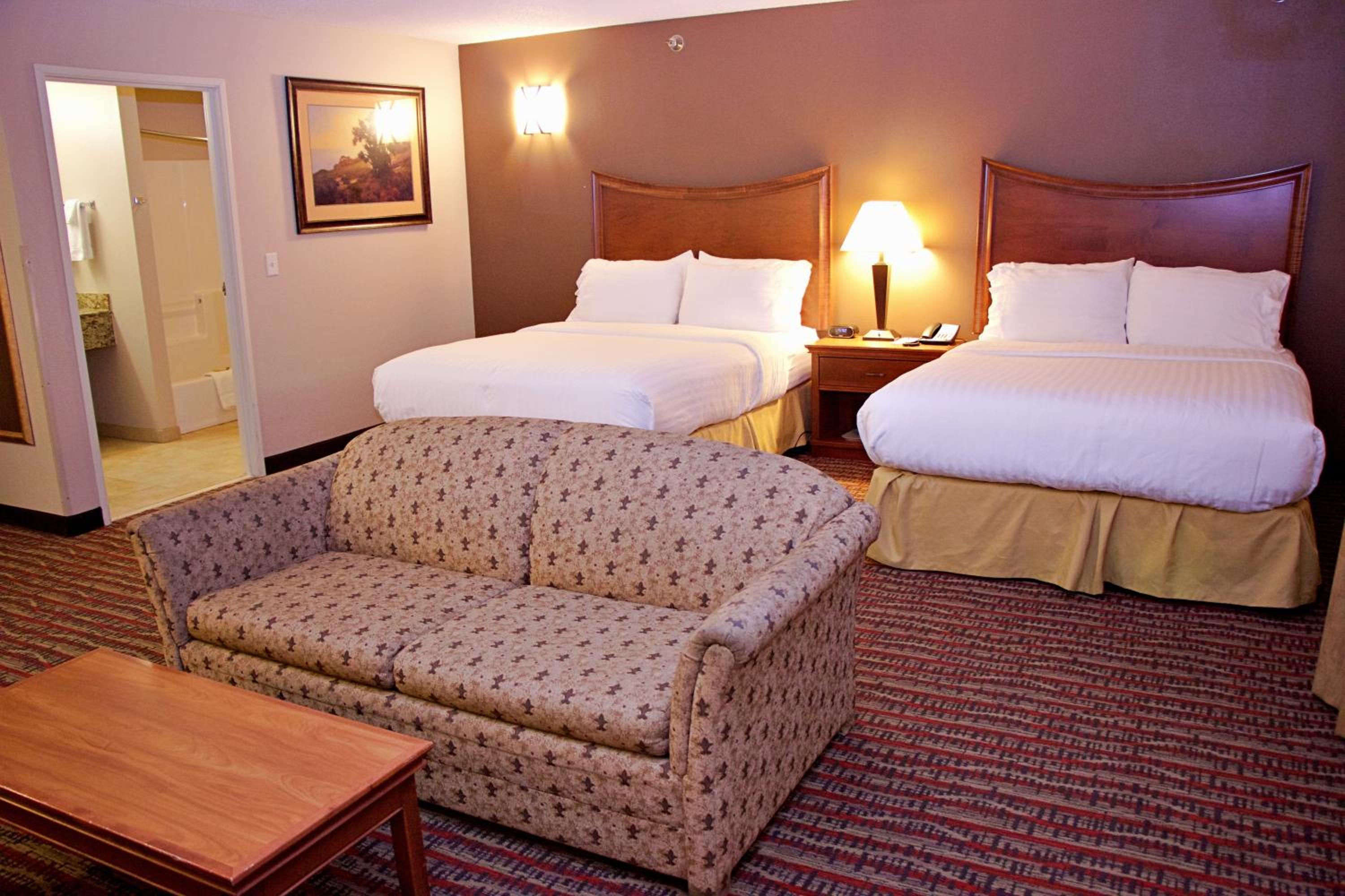 Suite with Two Queen Beds - Photo 3