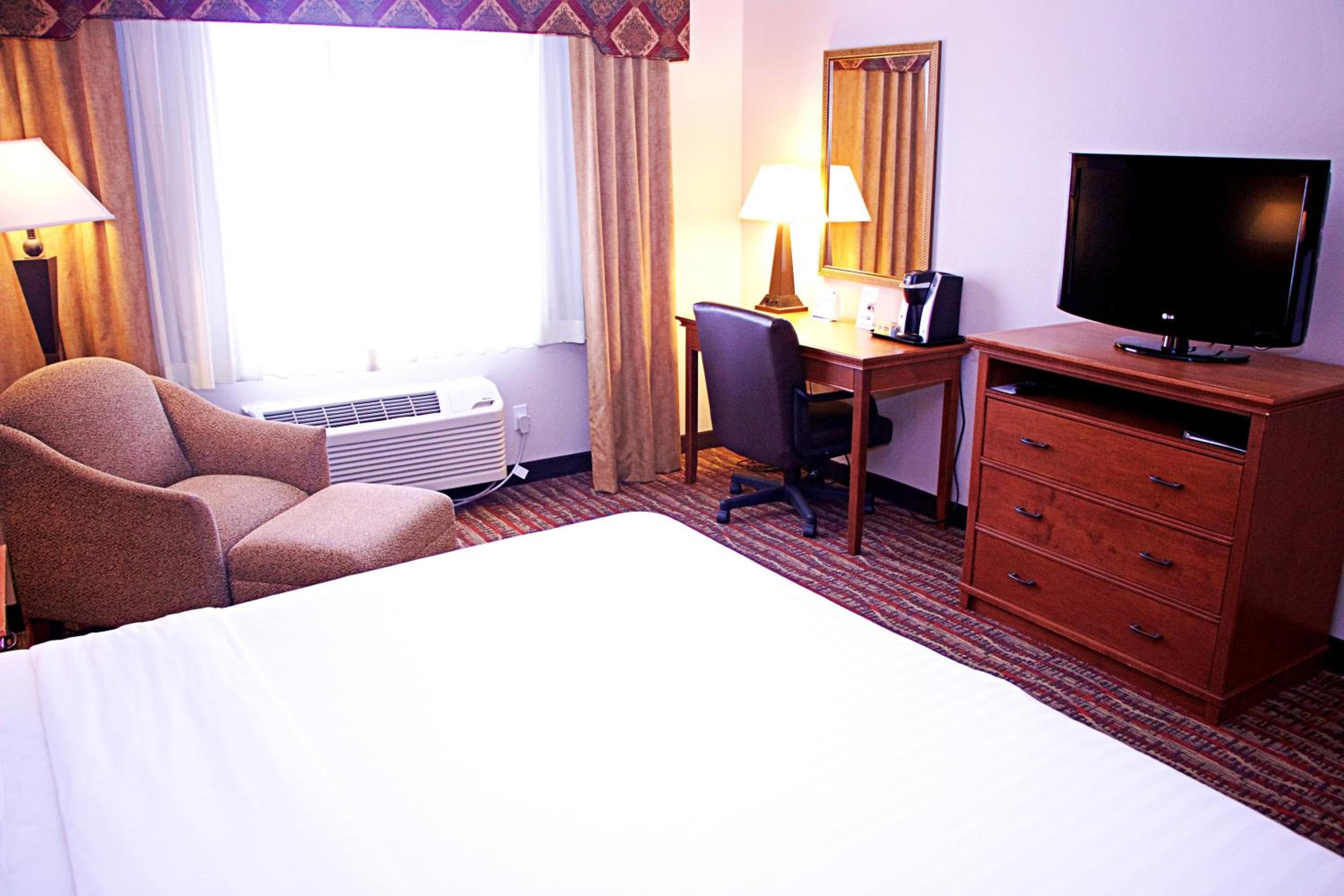 Standard King Room with Roll-In Shower - Mobility Access - Photo 4