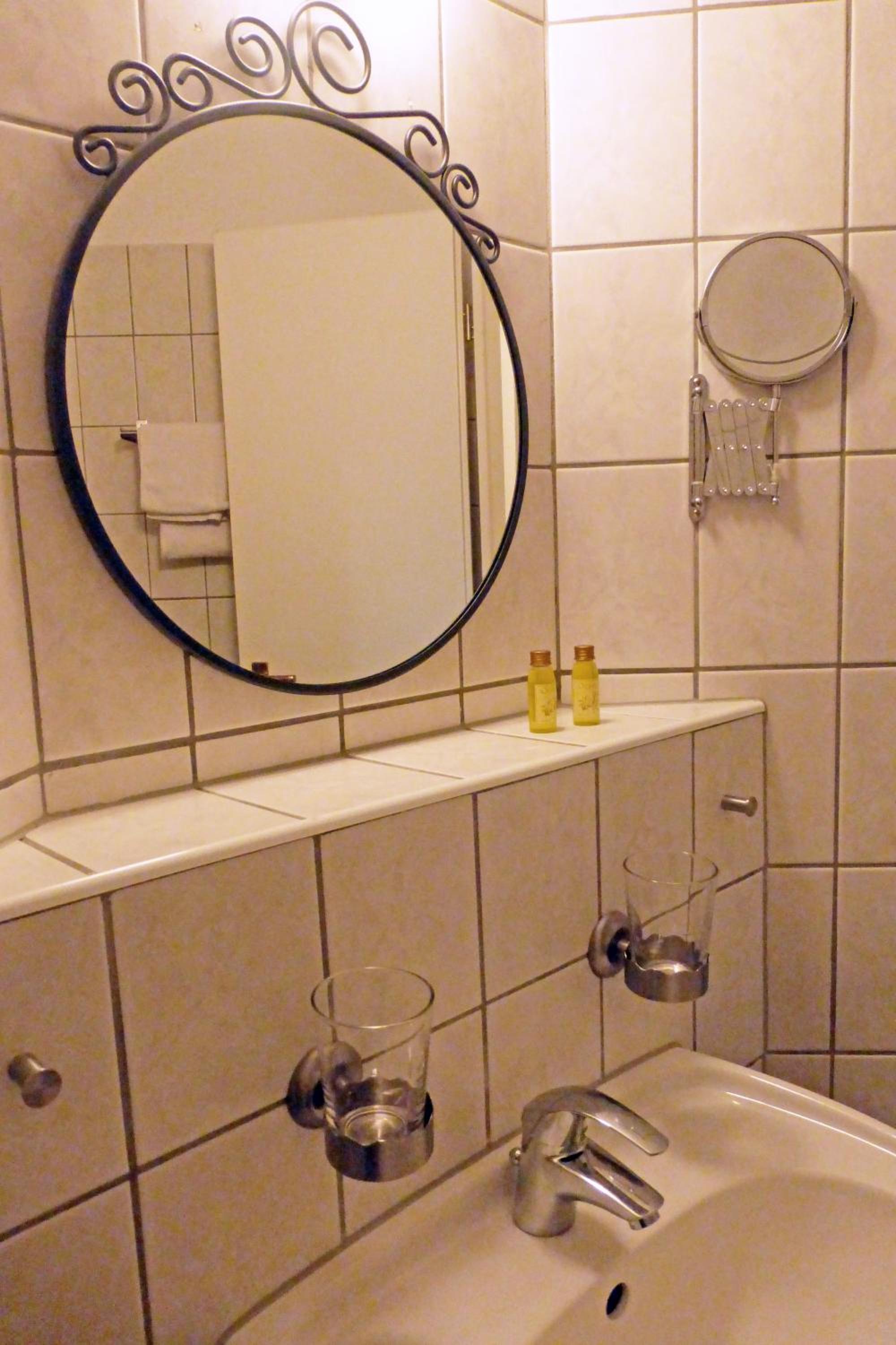 Twin Room - Photo 3