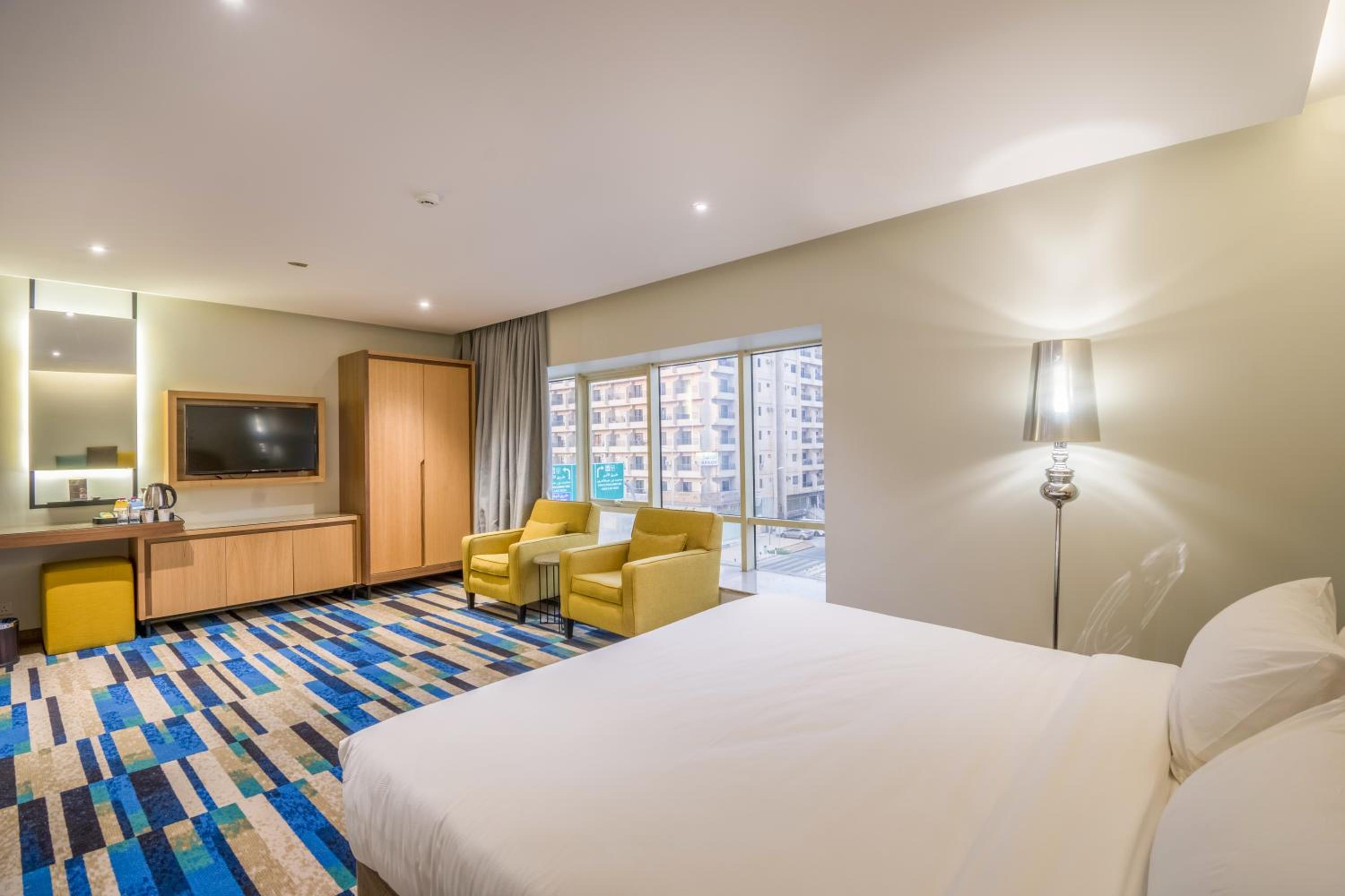 Suite - Photo 1