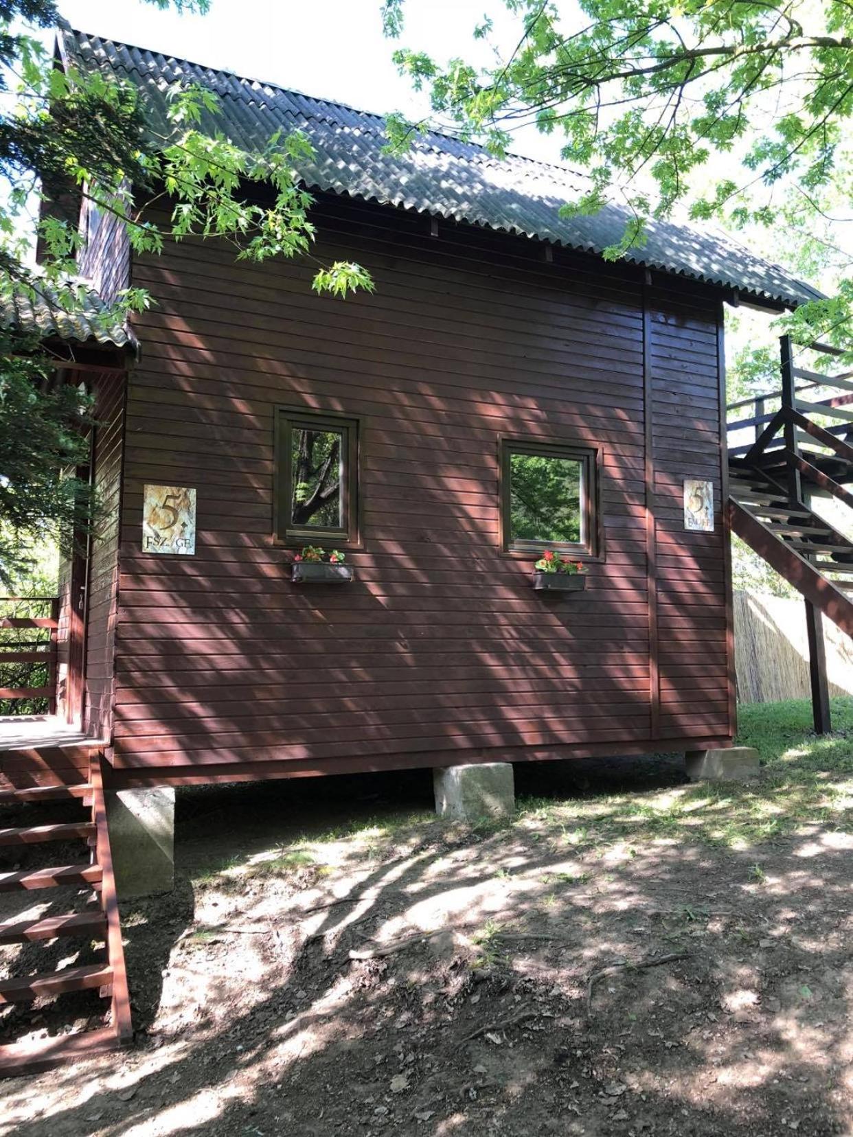 Bungalow (4 Adults) with Shared Bathroom photo 3