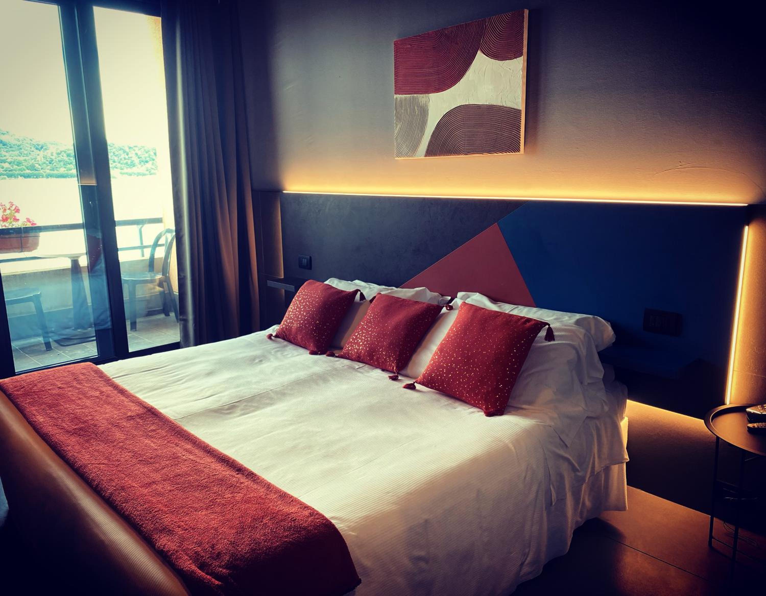 King Room with Lake View - Photo 3