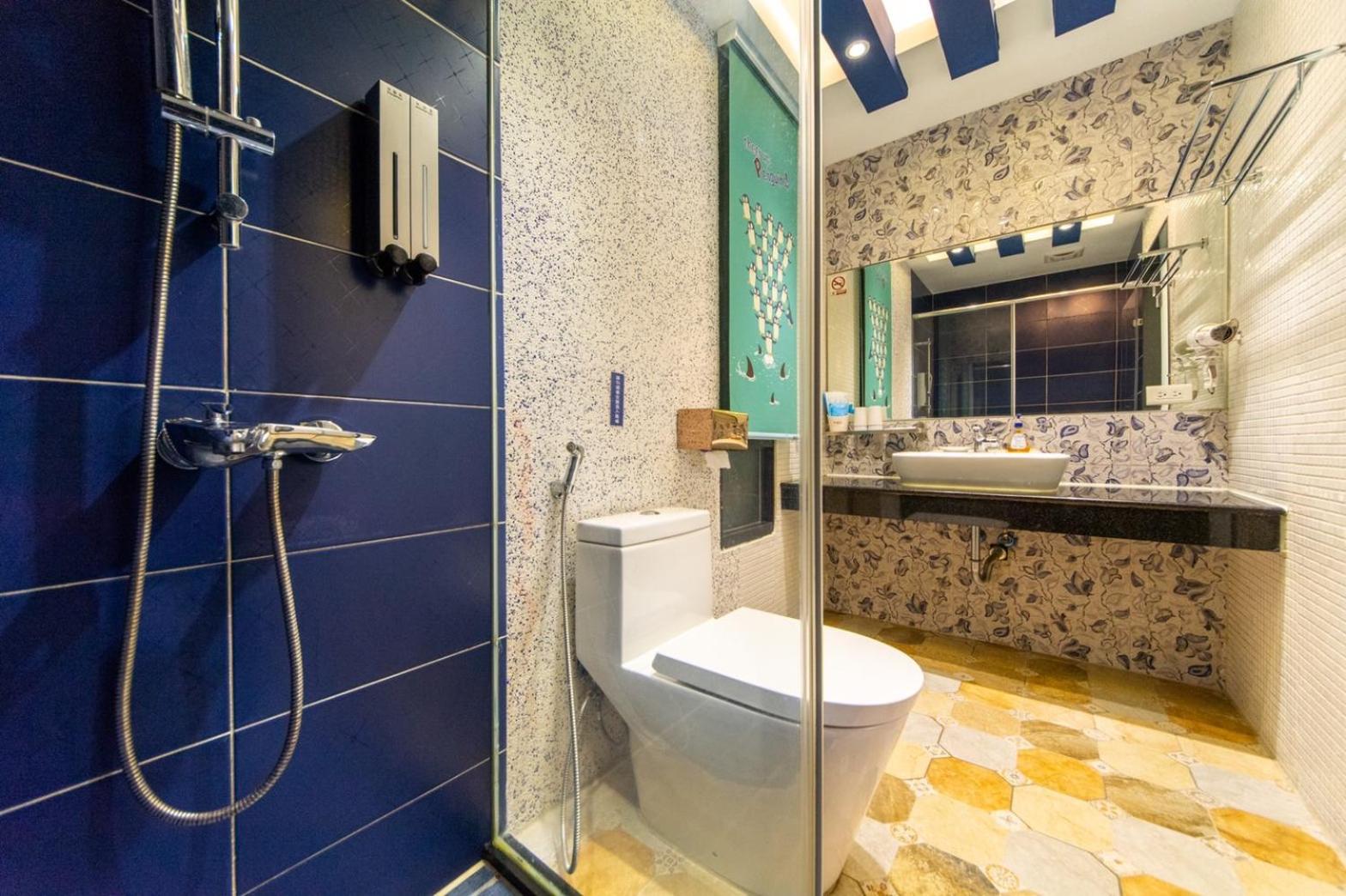 Quadruple Room with Balcony - Photo 8