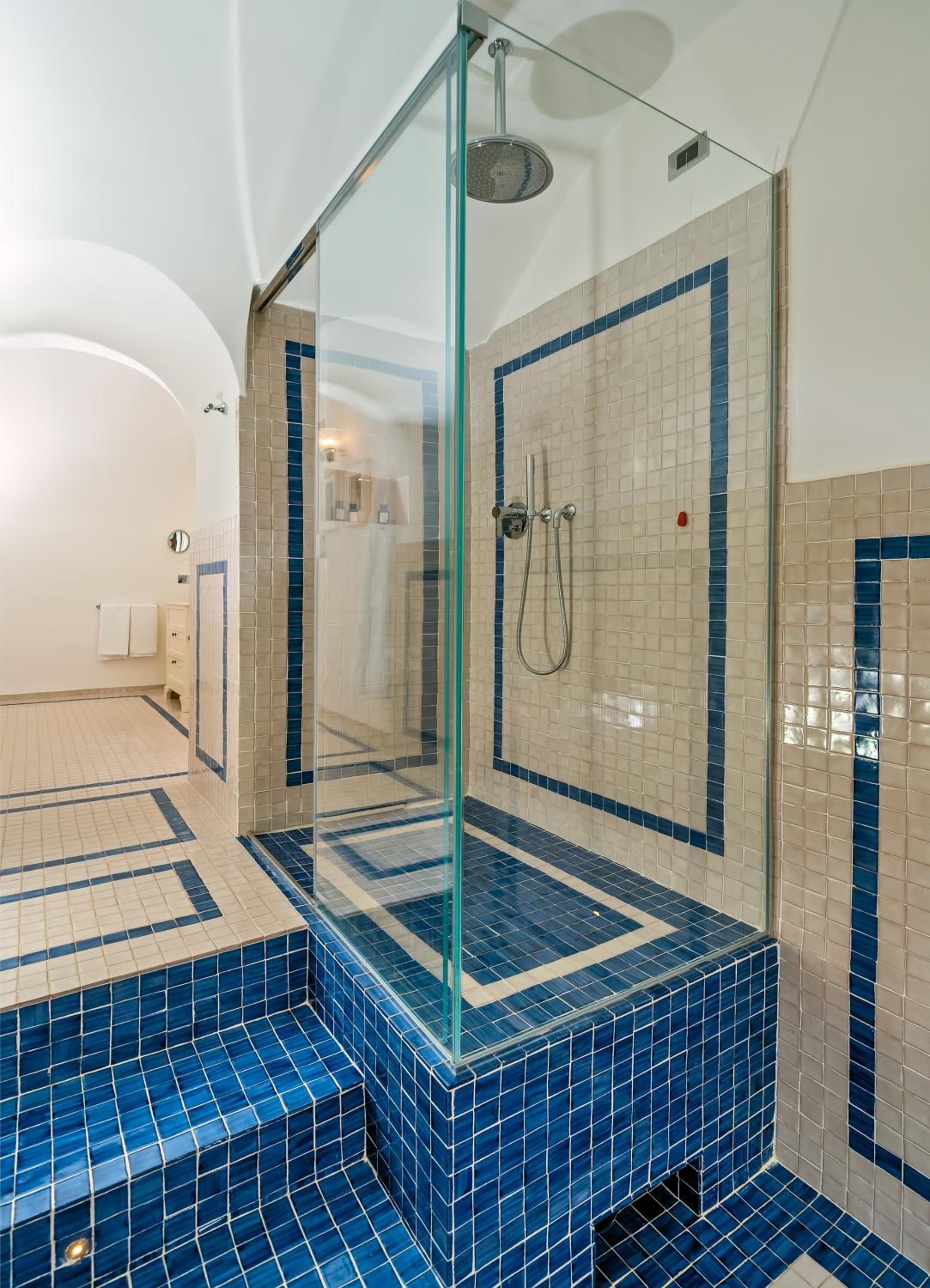 Deluxe Suite with Sea View - Photo 9