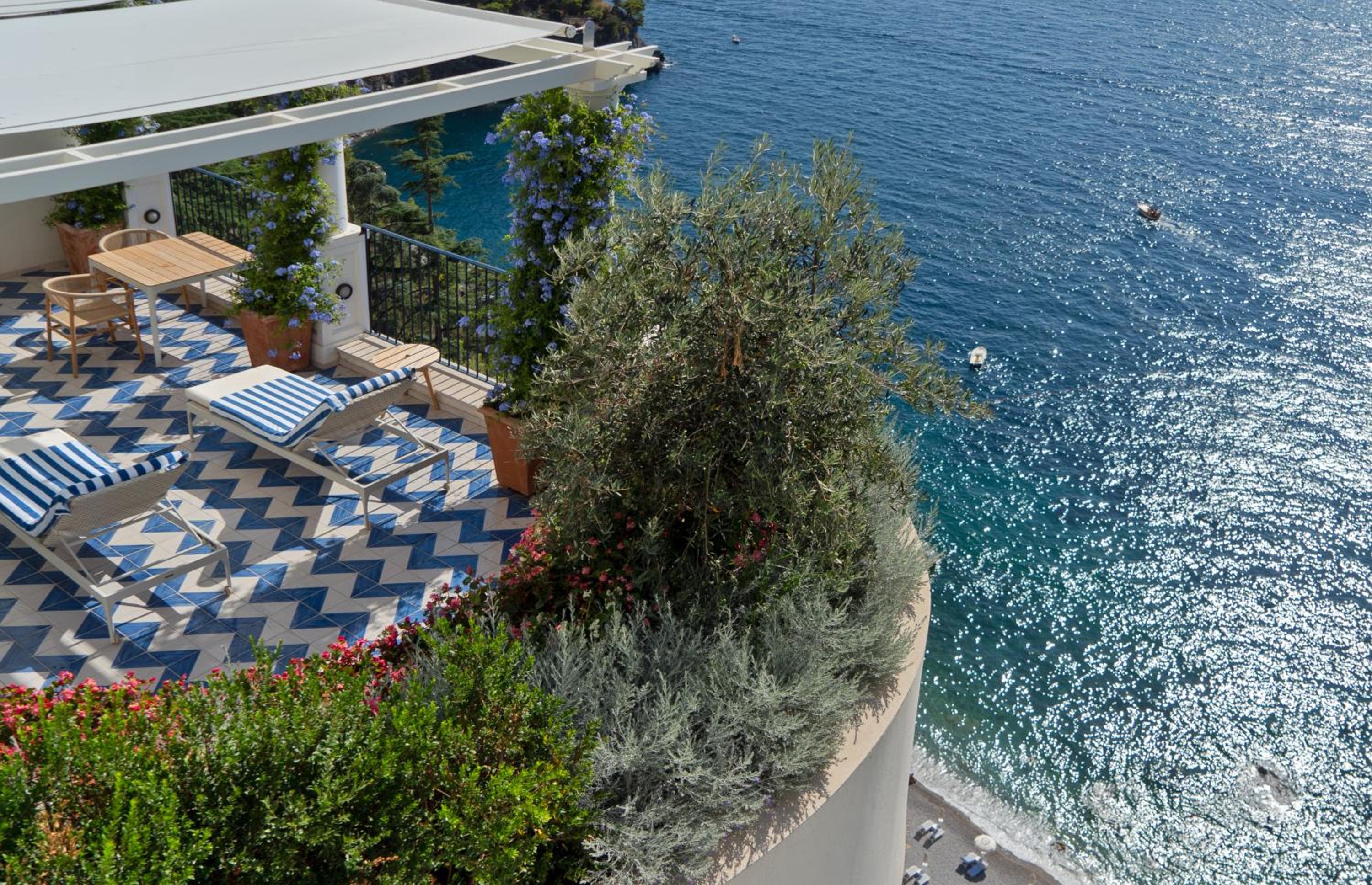 Deluxe Suite with Sea View - Photo 3