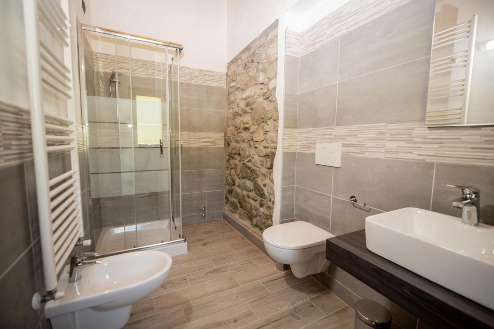Large Double Room - Photo 5