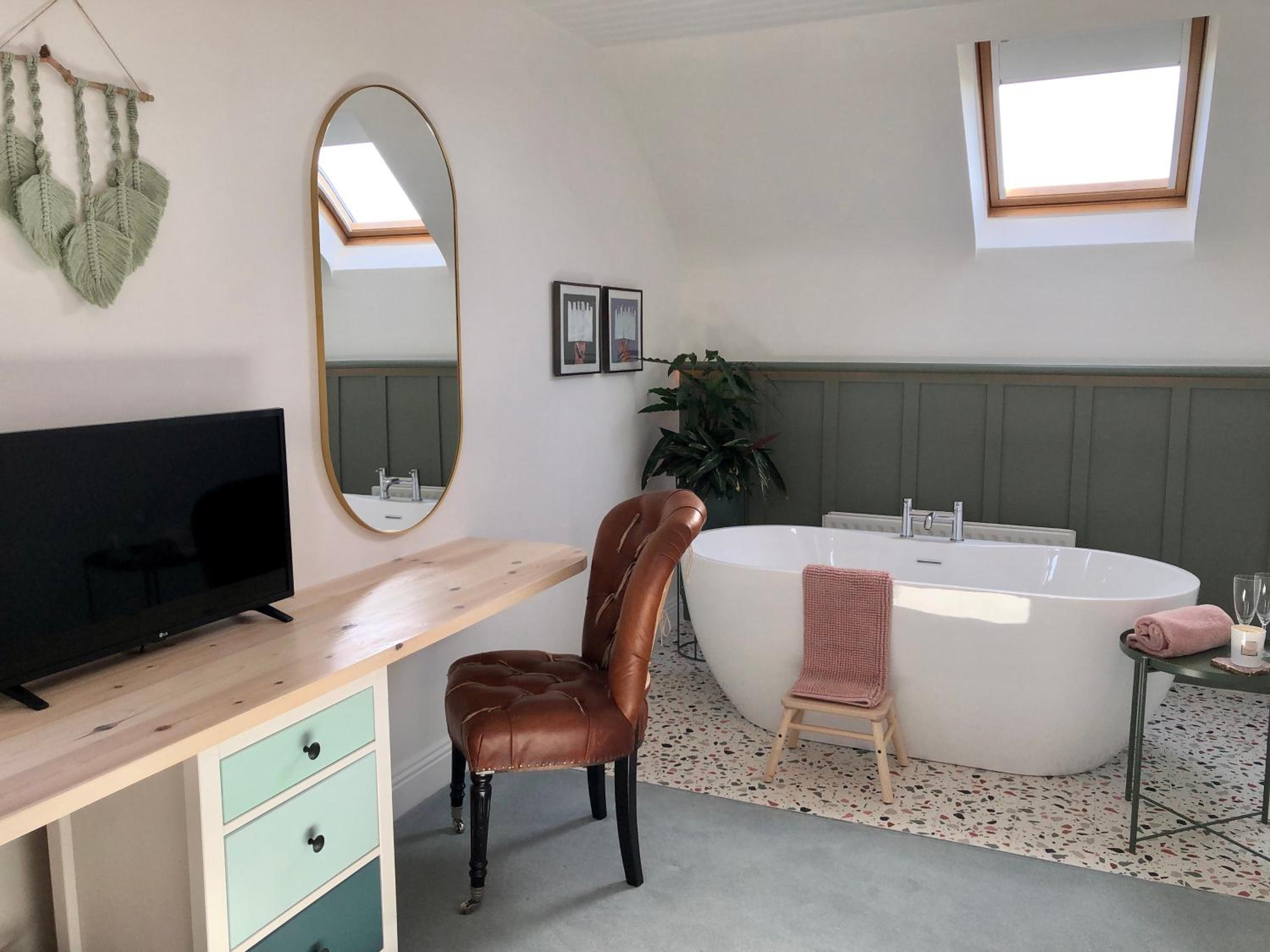 Deluxe King Room - Photo 2