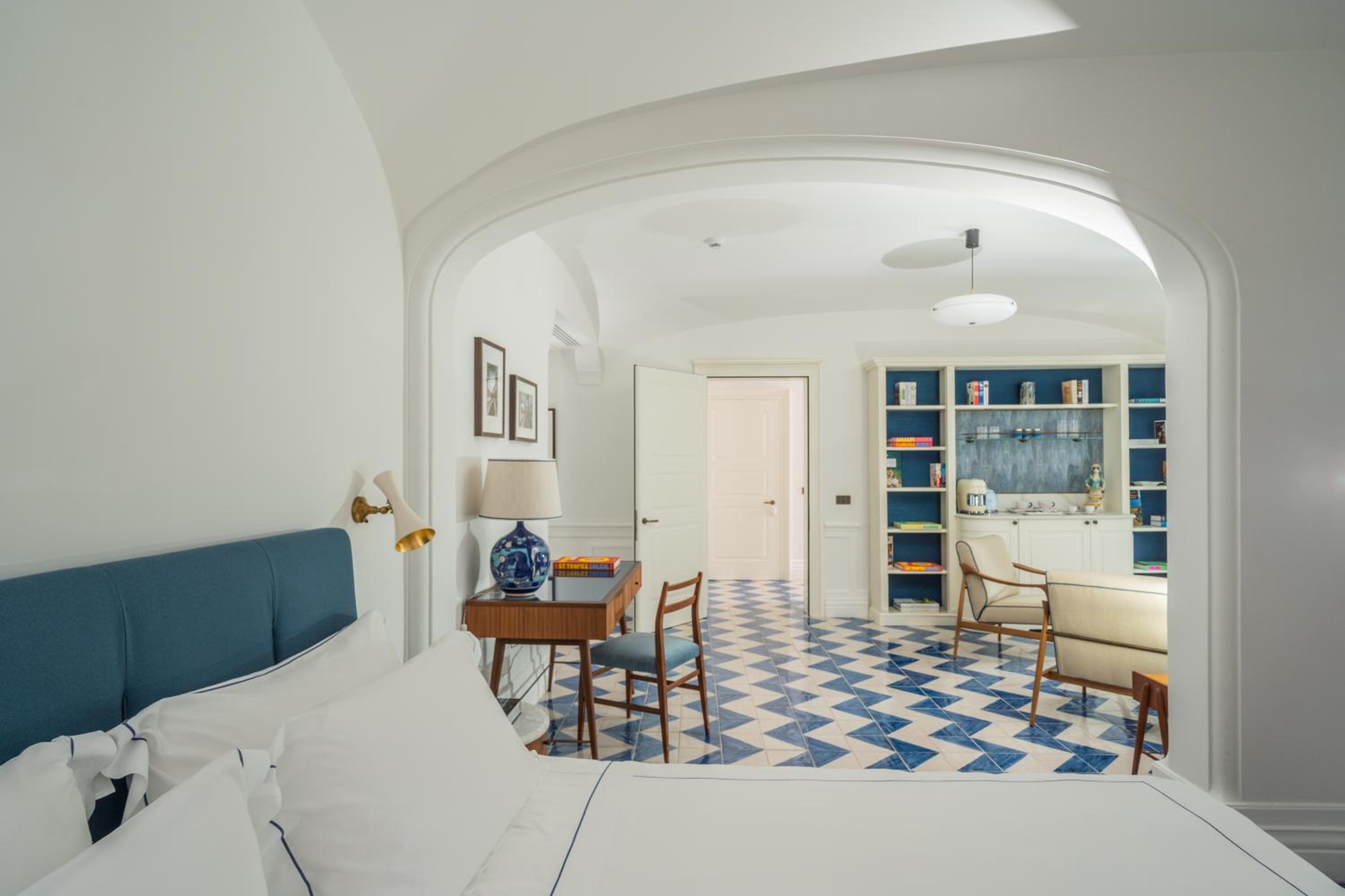 Deluxe Suite with Sea View - Photo 6