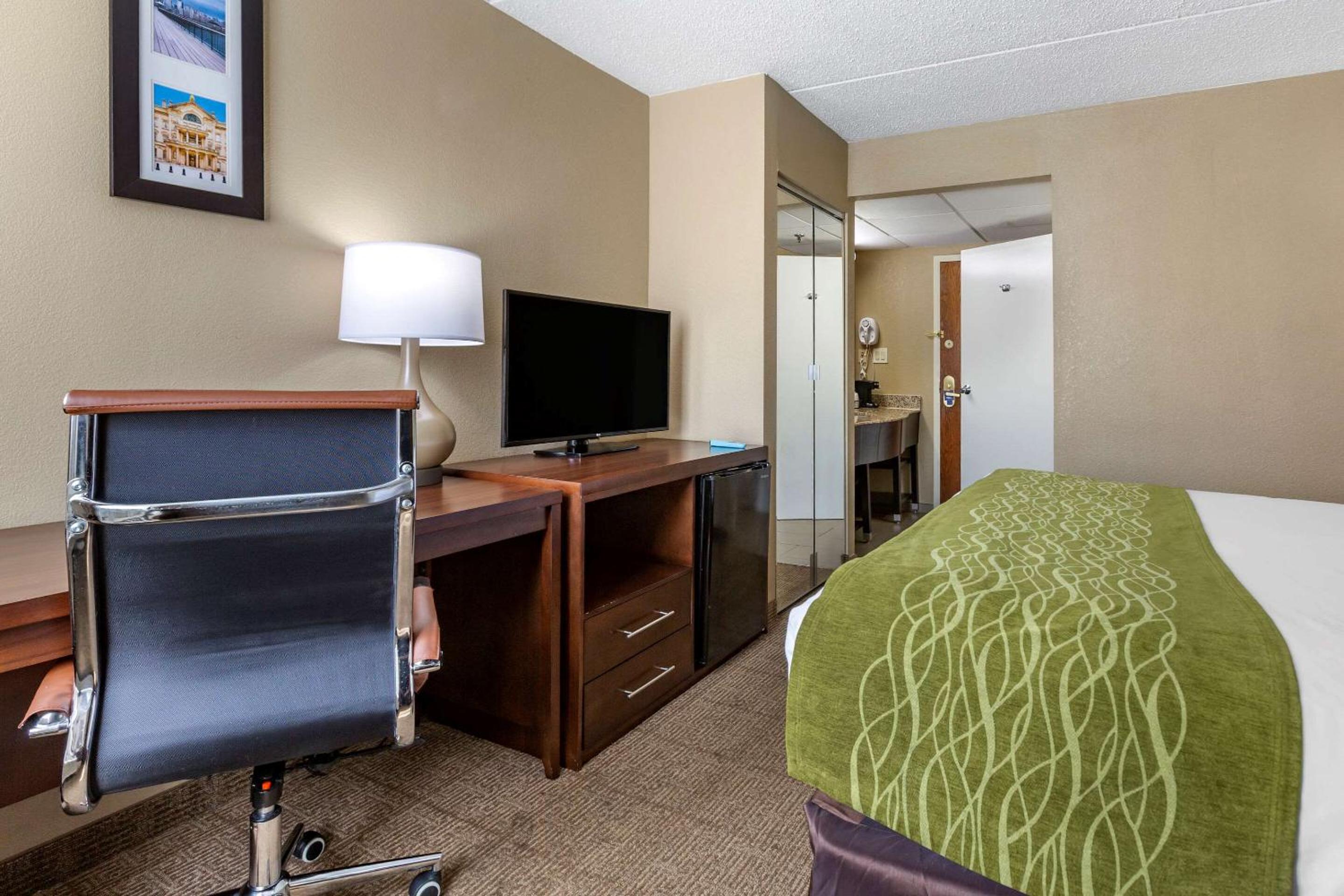 Non-Smoking Single King Room - Photo 3
