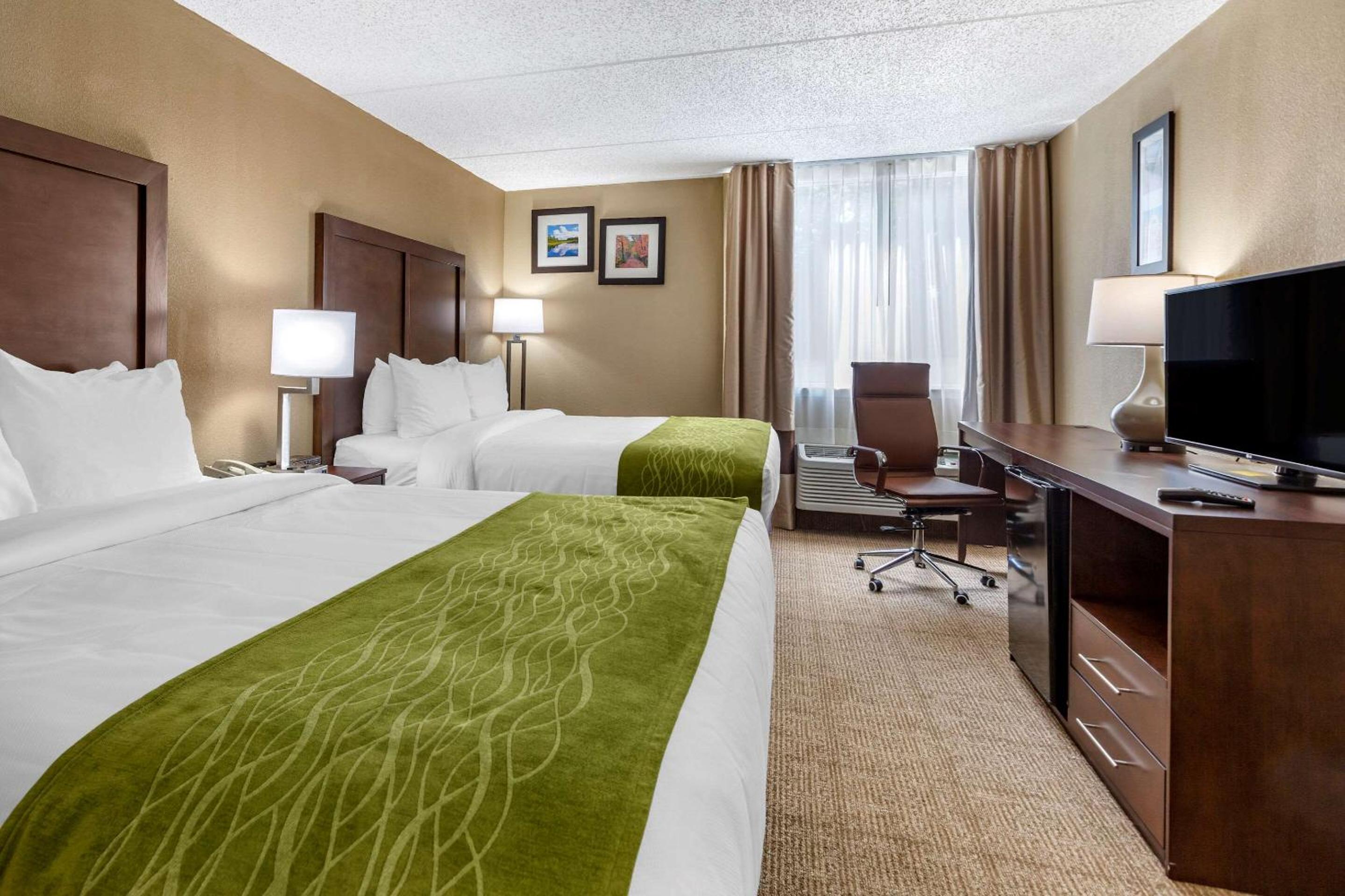 Queen Room with 2 Queen Beds - Non-Smoking - Photo 2