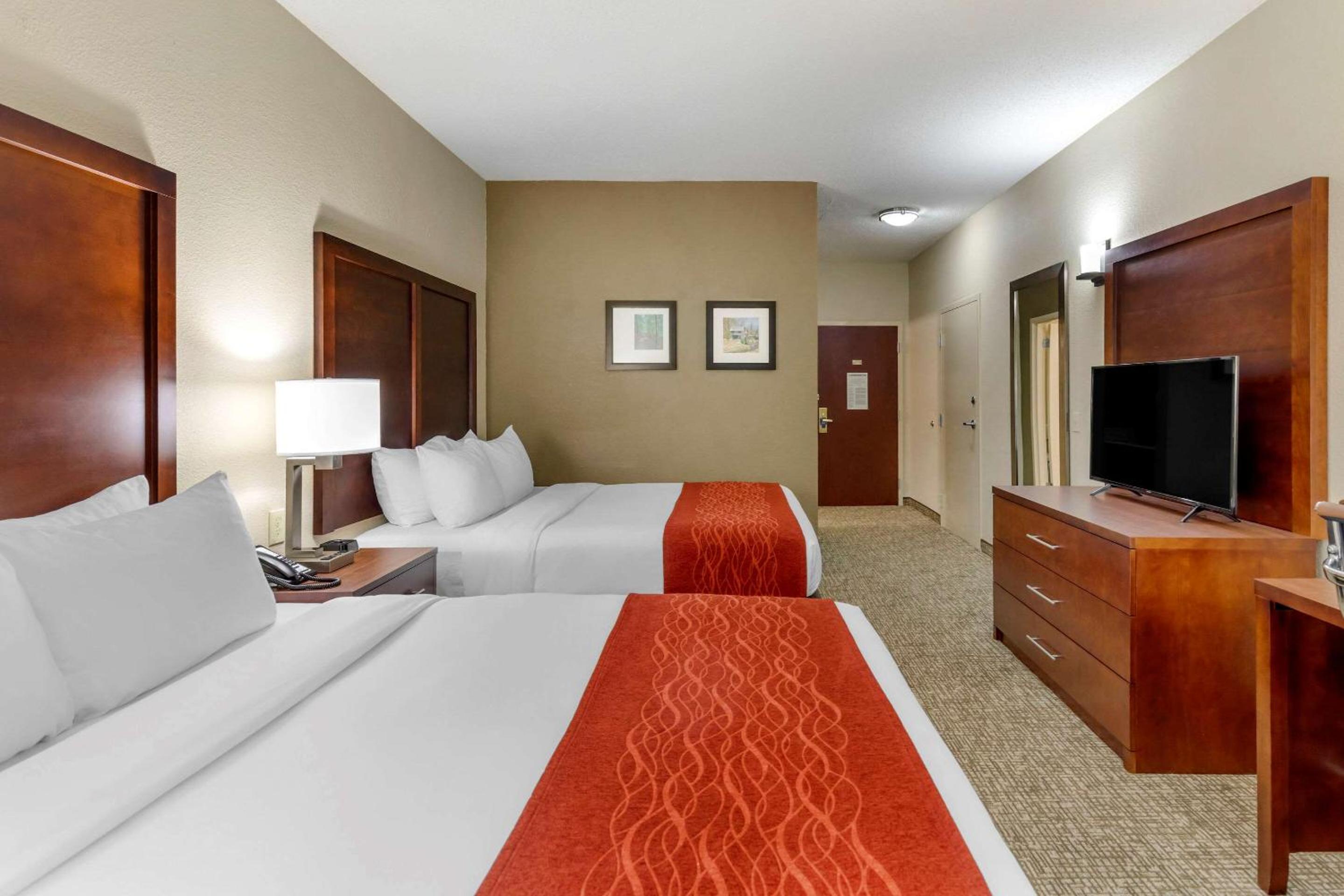 Queen Room with Two Queen Beds - Accessible/Non-Smoking  - Photo 2