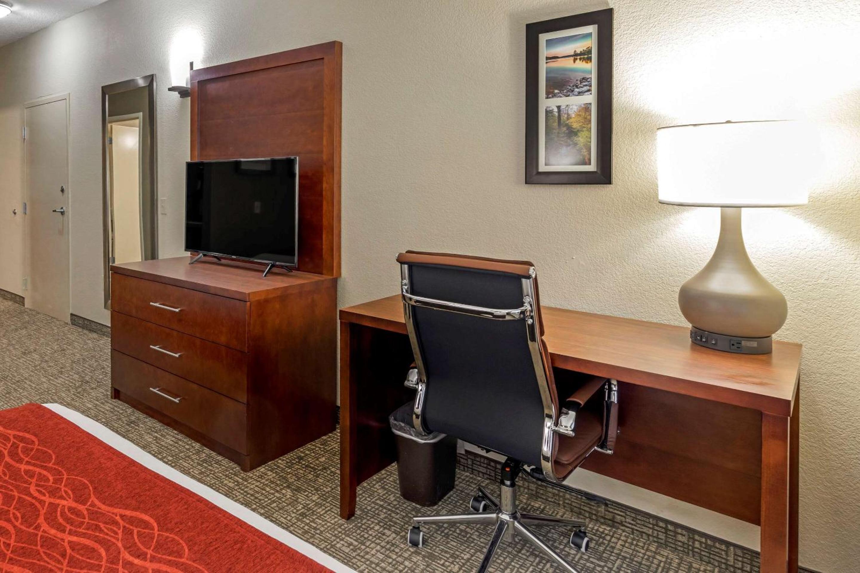 Queen Room with Two Queen Beds - Accessible/Non-Smoking  - Photo 4