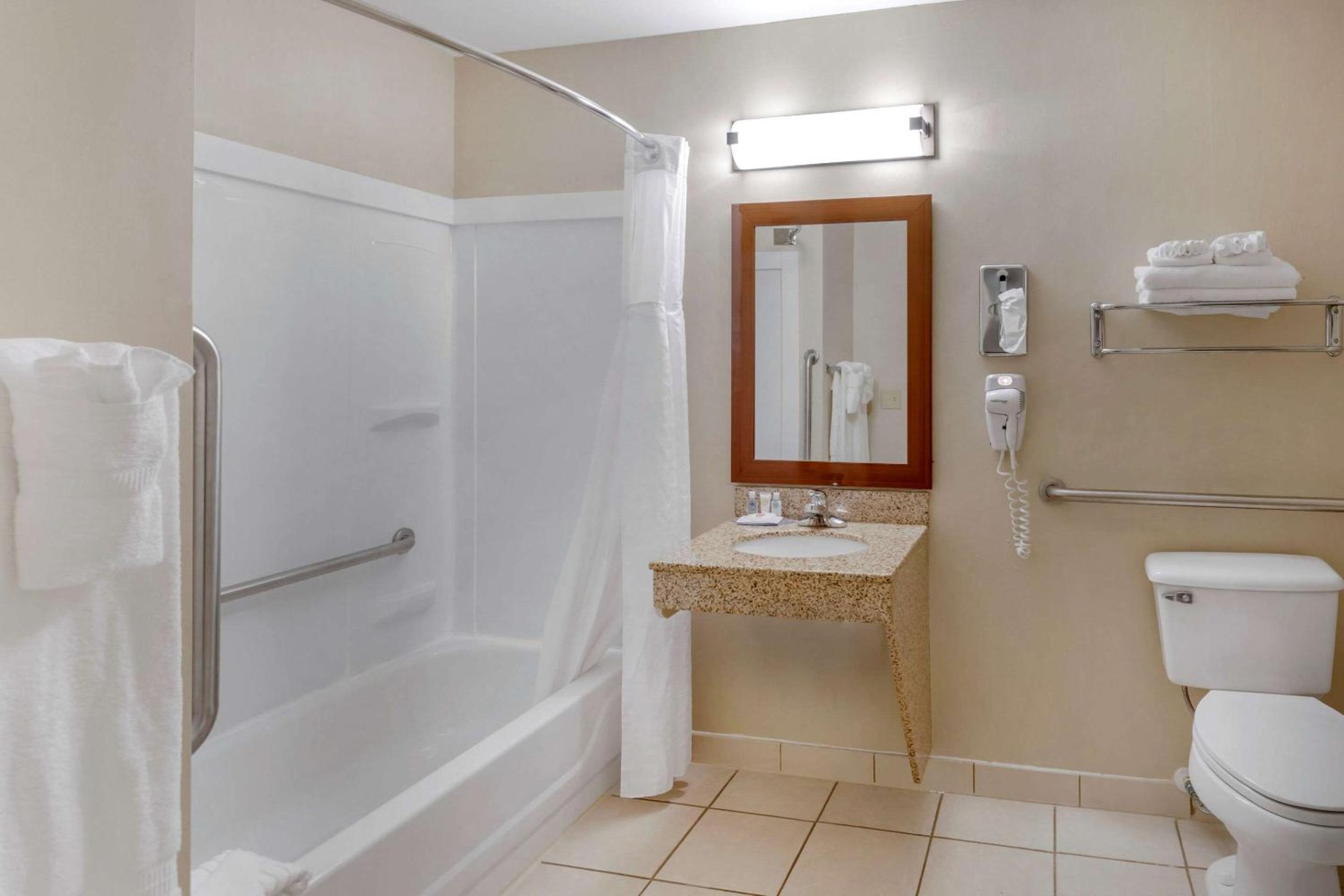 Queen Room with Two Queen Beds - Accessible/Non-Smoking  - Photo 5