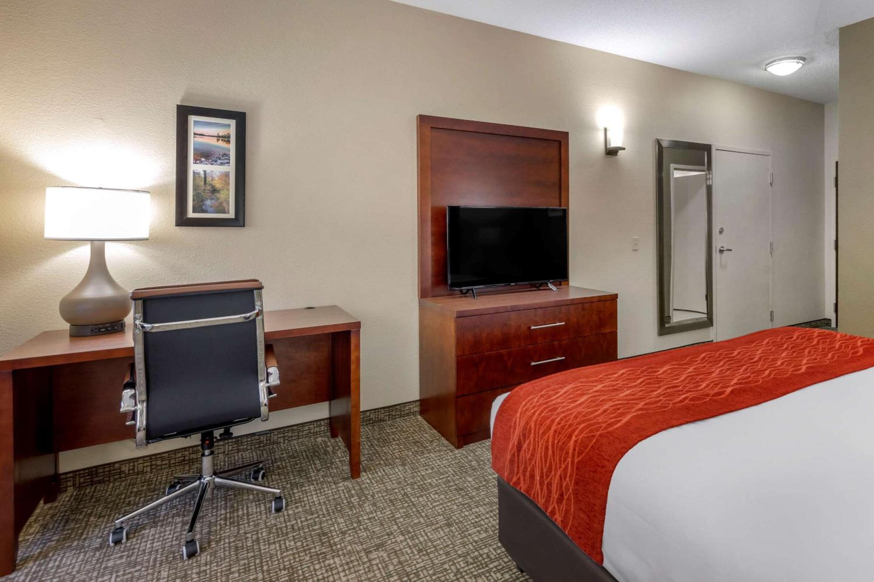 Standard King Room - Non-Smoking  - Photo 3