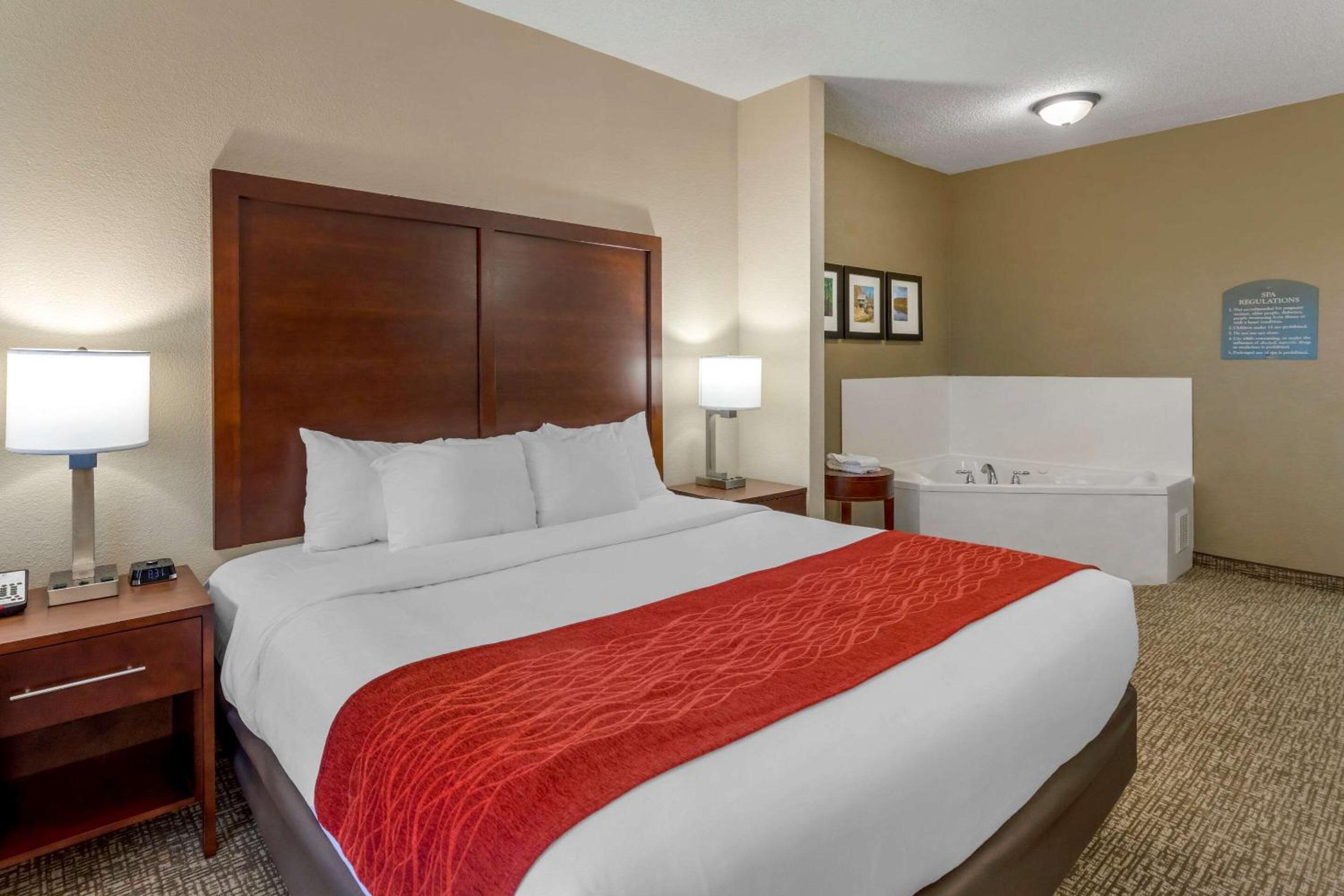 King Room with Hot Tub- Non-Smoking, Ground Floor  - Photo 4