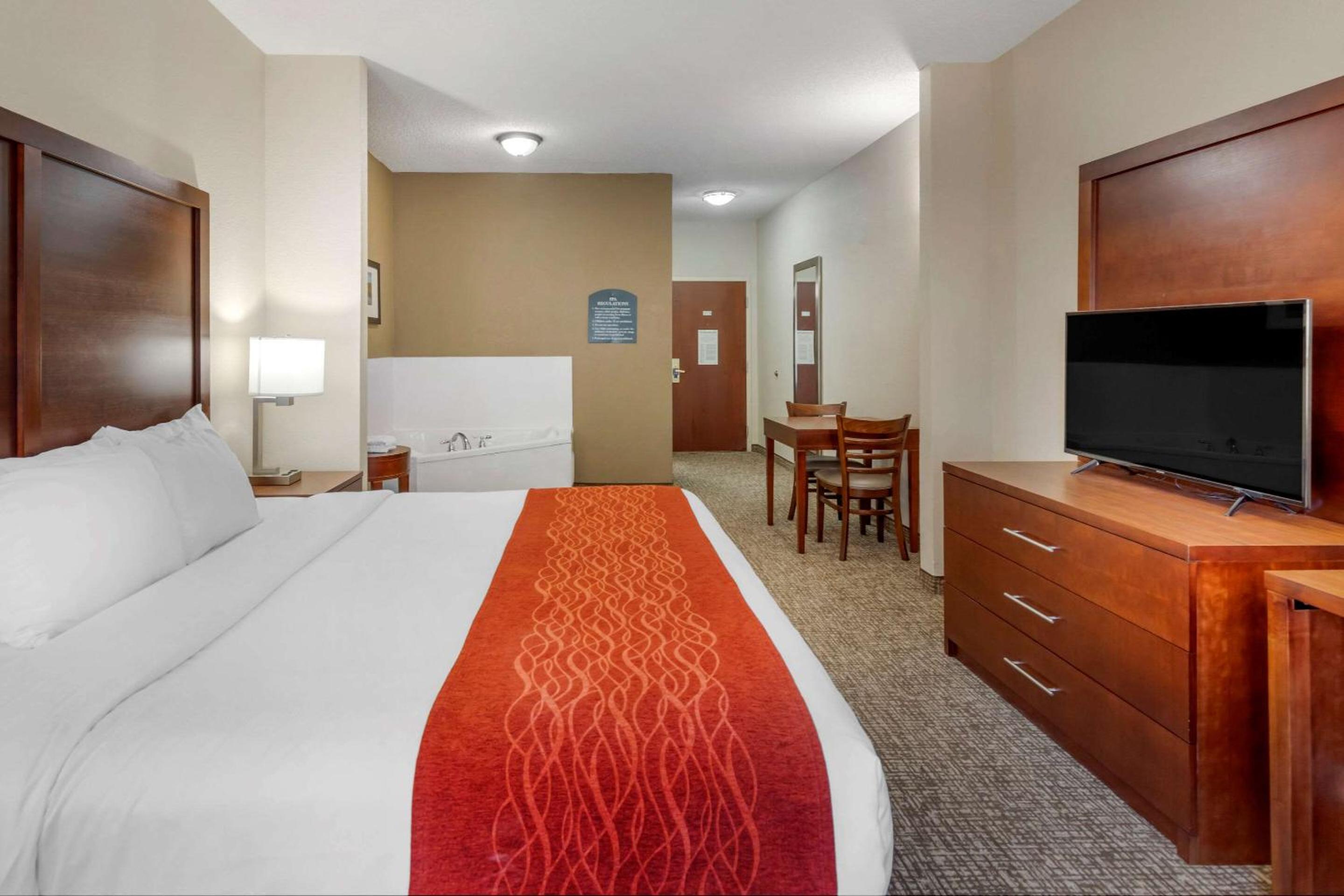 King Room with Hot Tub- Non-Smoking, Ground Floor  - Photo 3