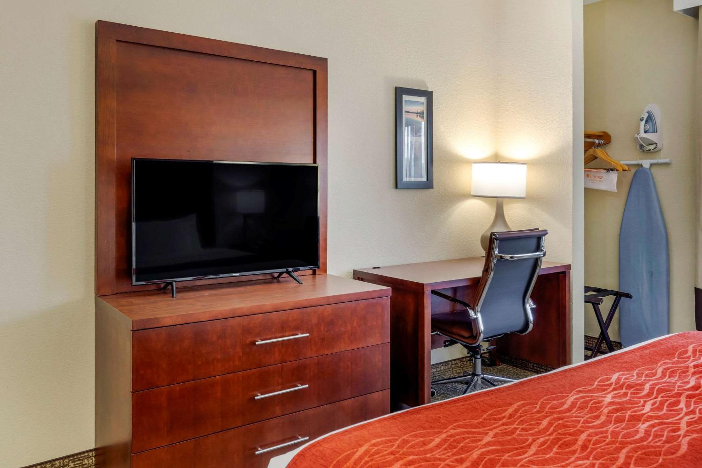 King Room with Hot Tub- Non-Smoking, Ground Floor  - Photo 2