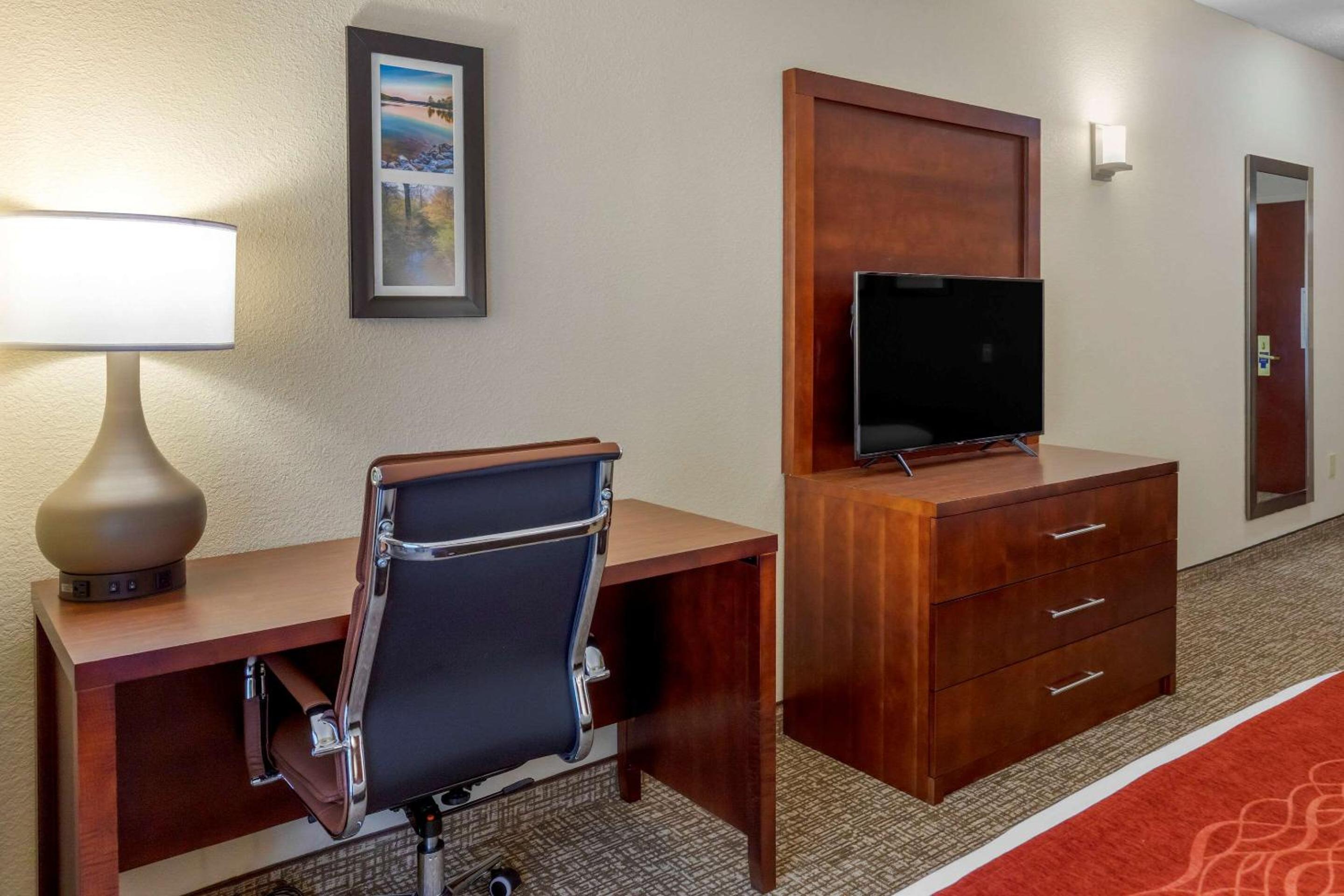 Queen Room with Two Queen Beds - Non-Smoking - Photo 6