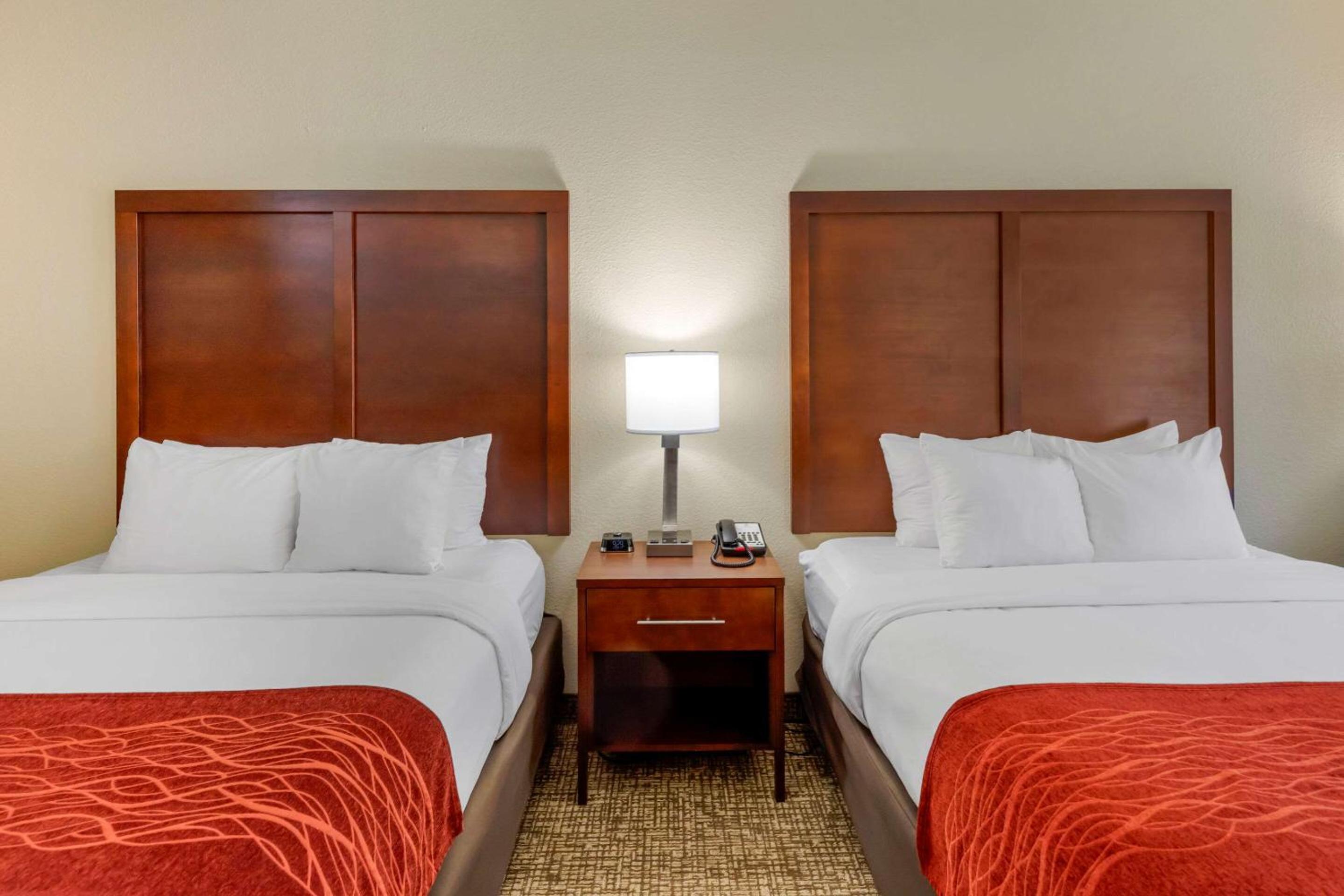 Queen Room with Two Queen Beds - Non-Smoking - Photo 3