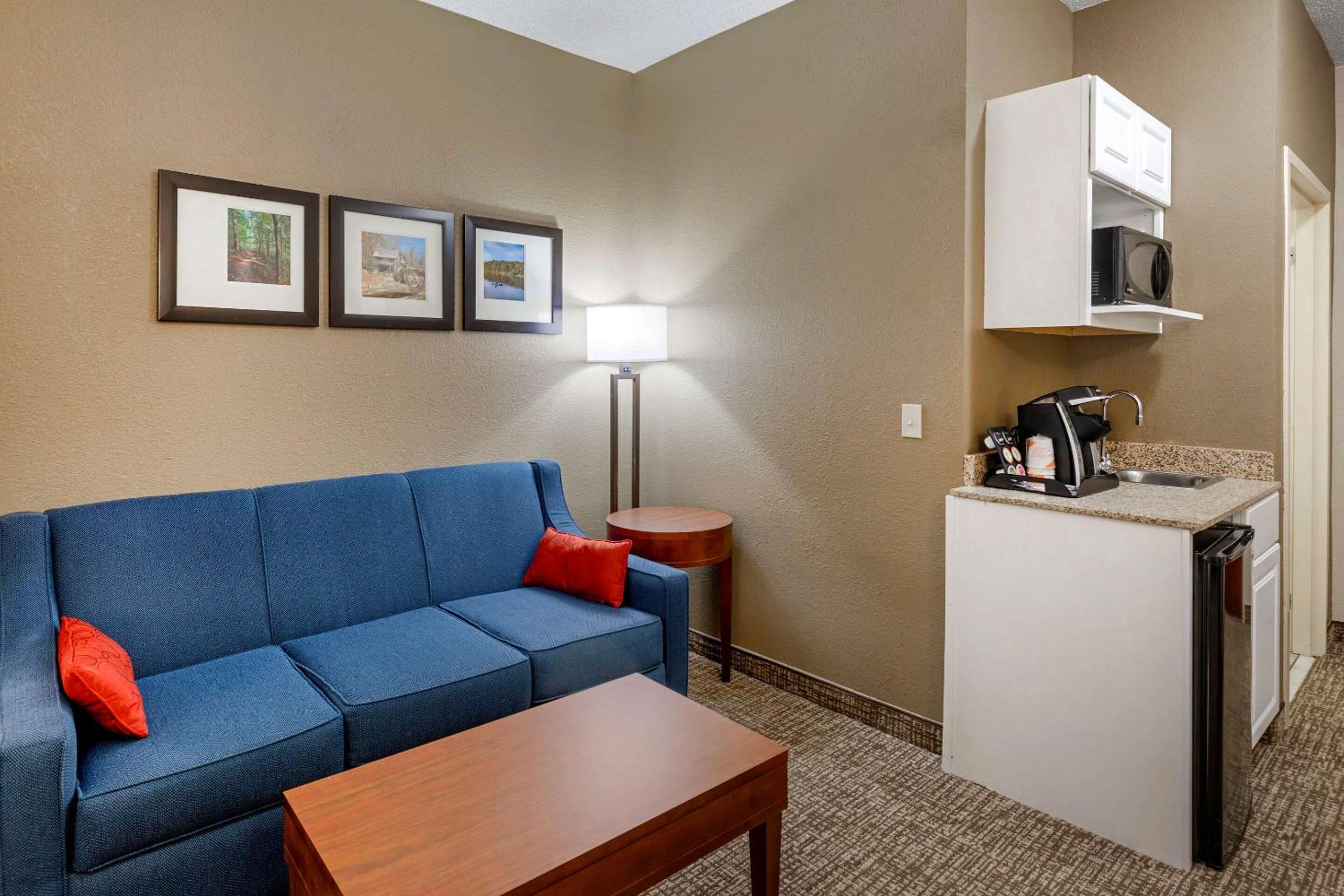 King Suite - Non-Smoking - Photo 6