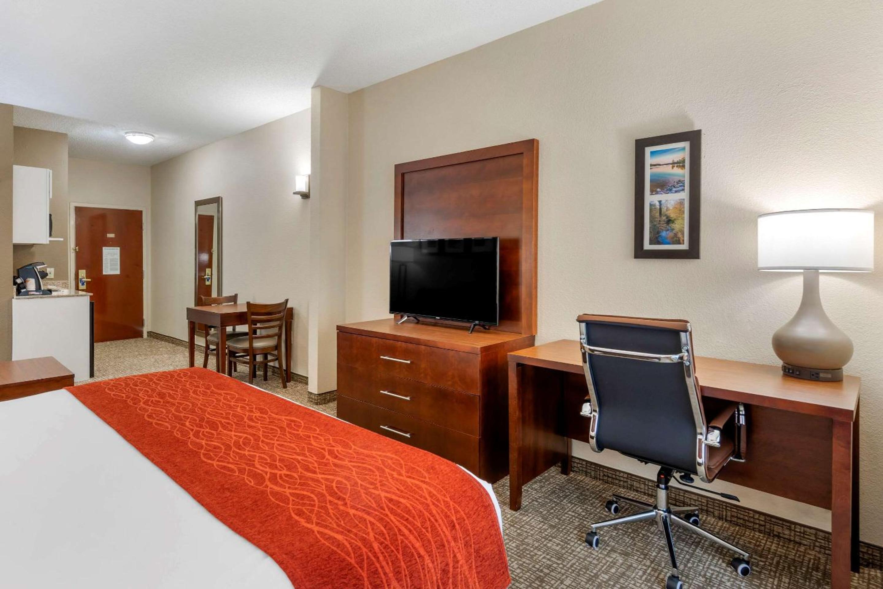 King Suite - Non-Smoking - Photo 5