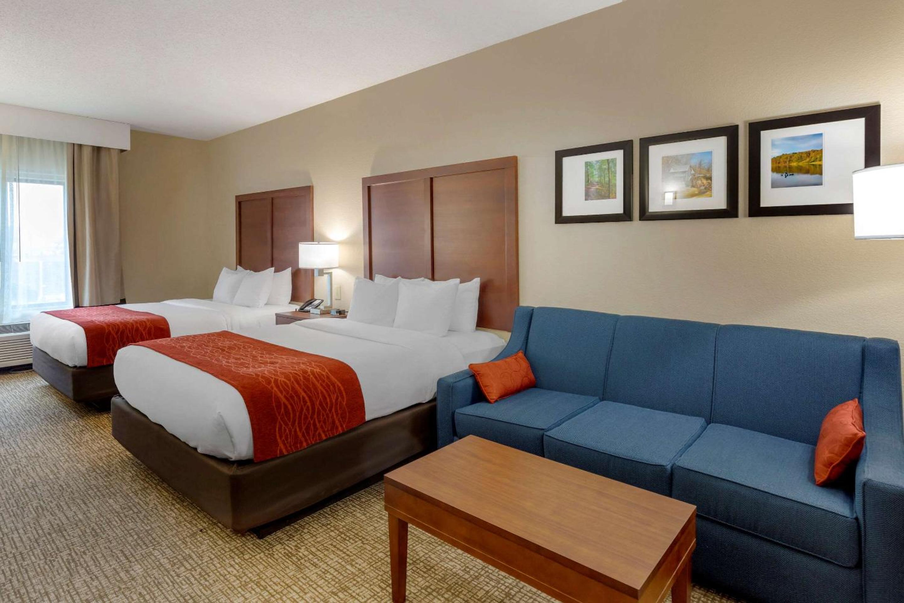 Queen Suite with Two Queen Beds - Non-Smoking - Photo 1