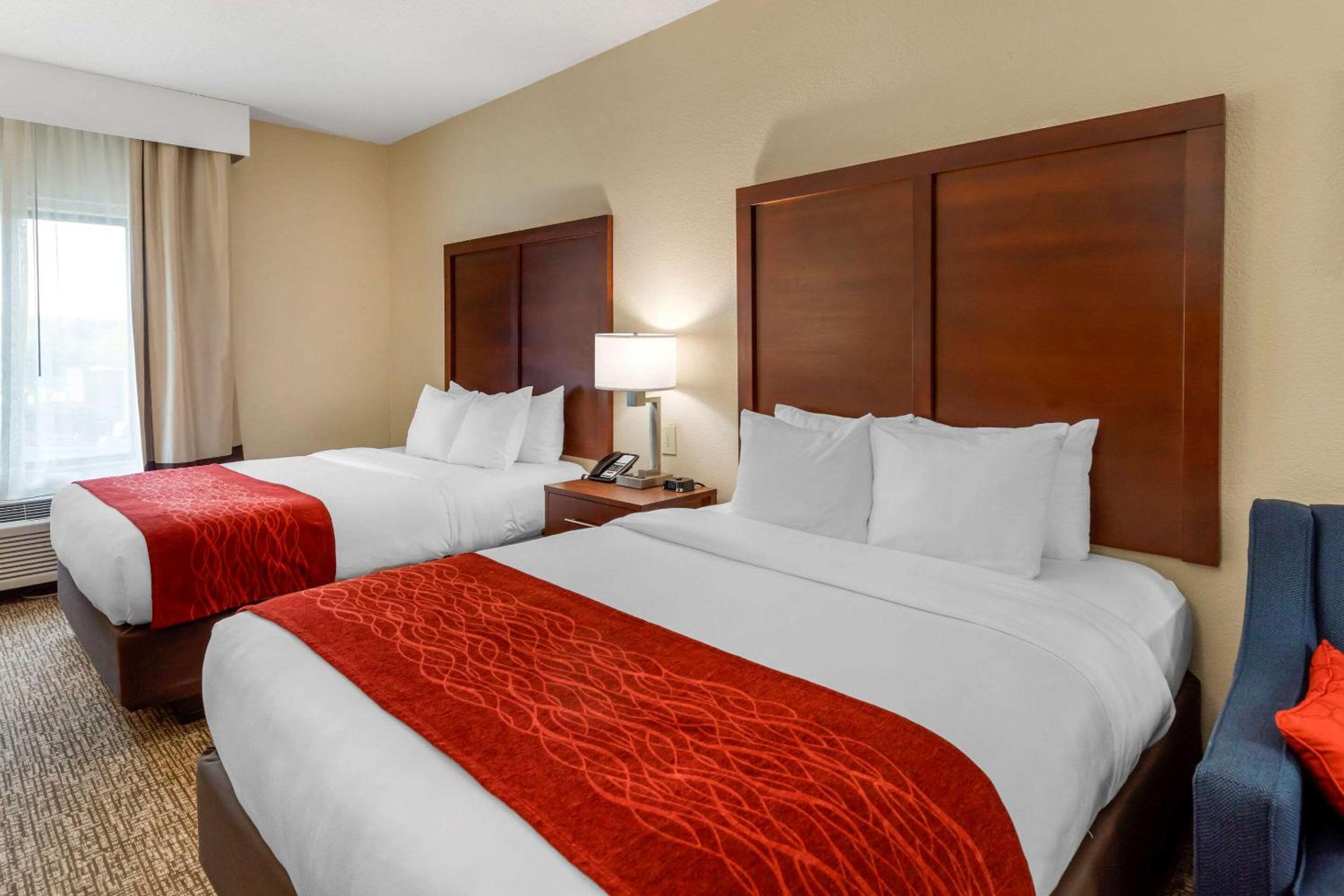 Queen Suite with Two Queen Beds - Non-Smoking - Photo 3