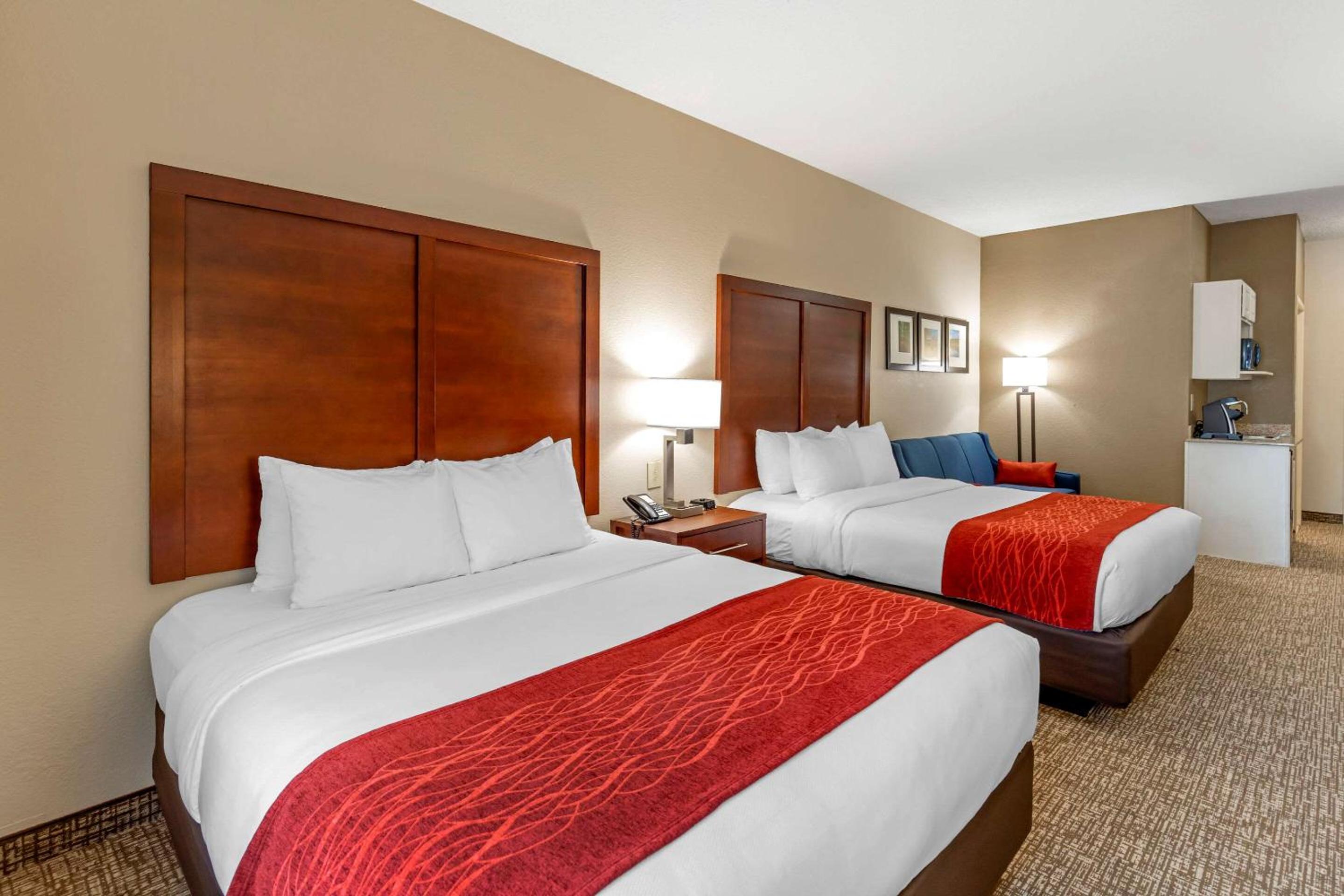 Queen Suite with Two Queen Beds - Non-Smoking - Photo 4