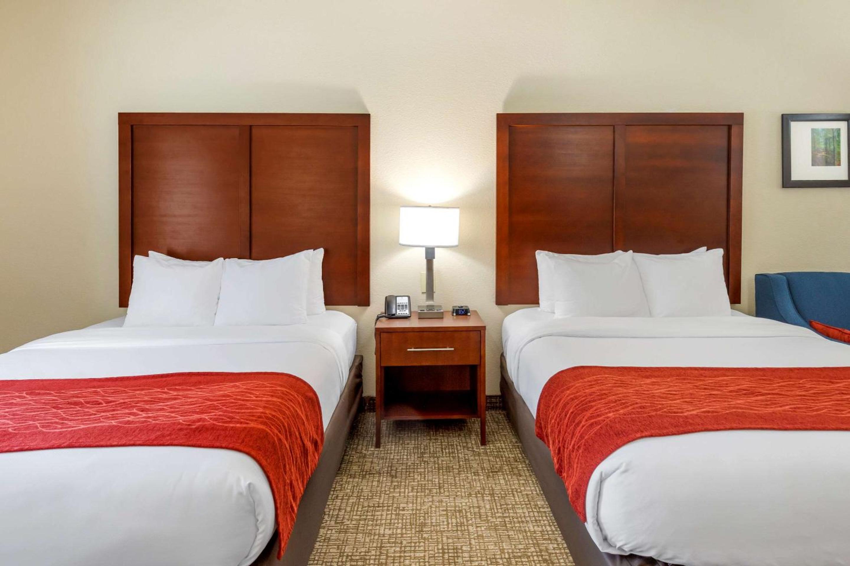 Queen Suite with Two Queen Beds - Non-Smoking - Photo 2