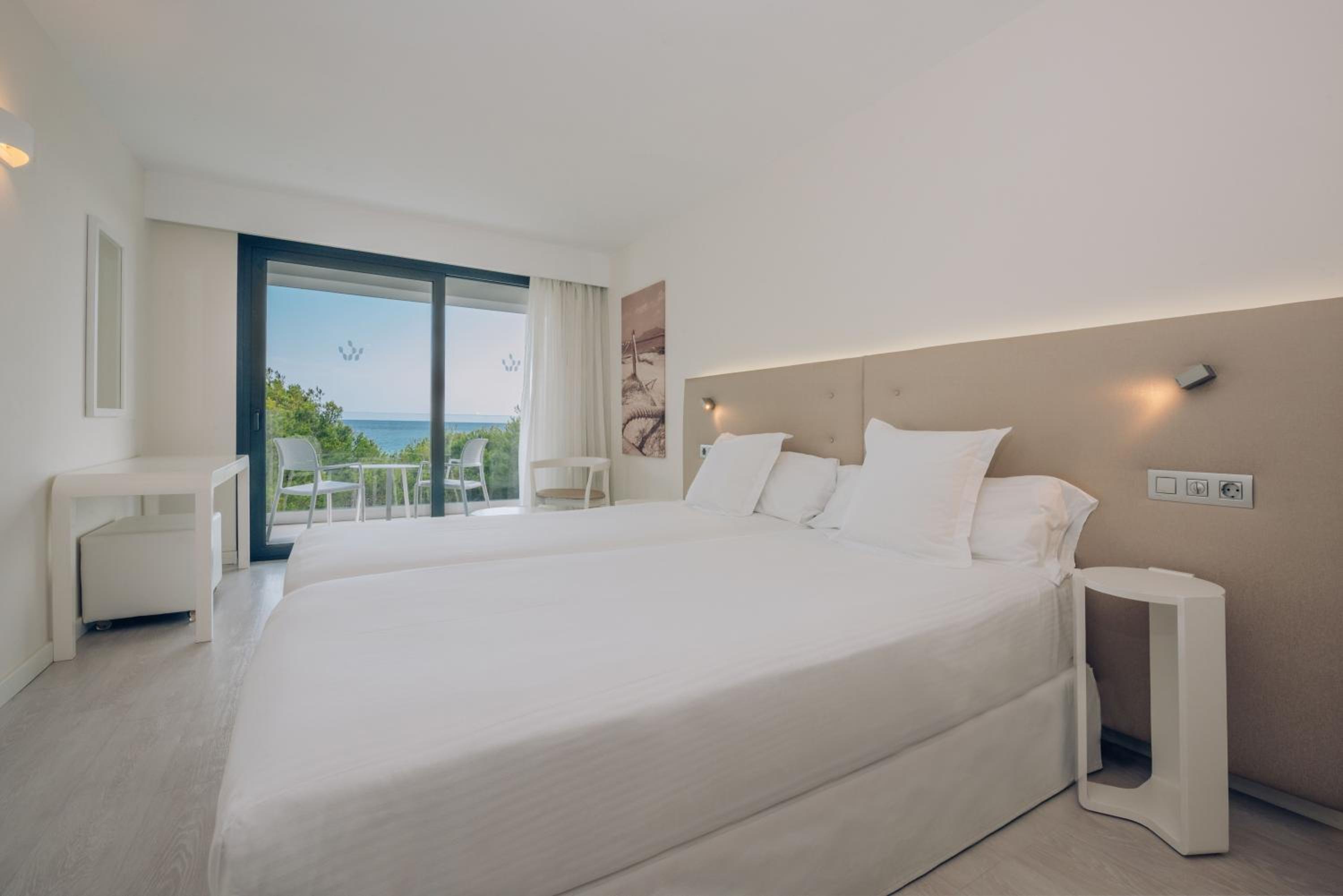 Double Room with Sea View thumbnail 5
