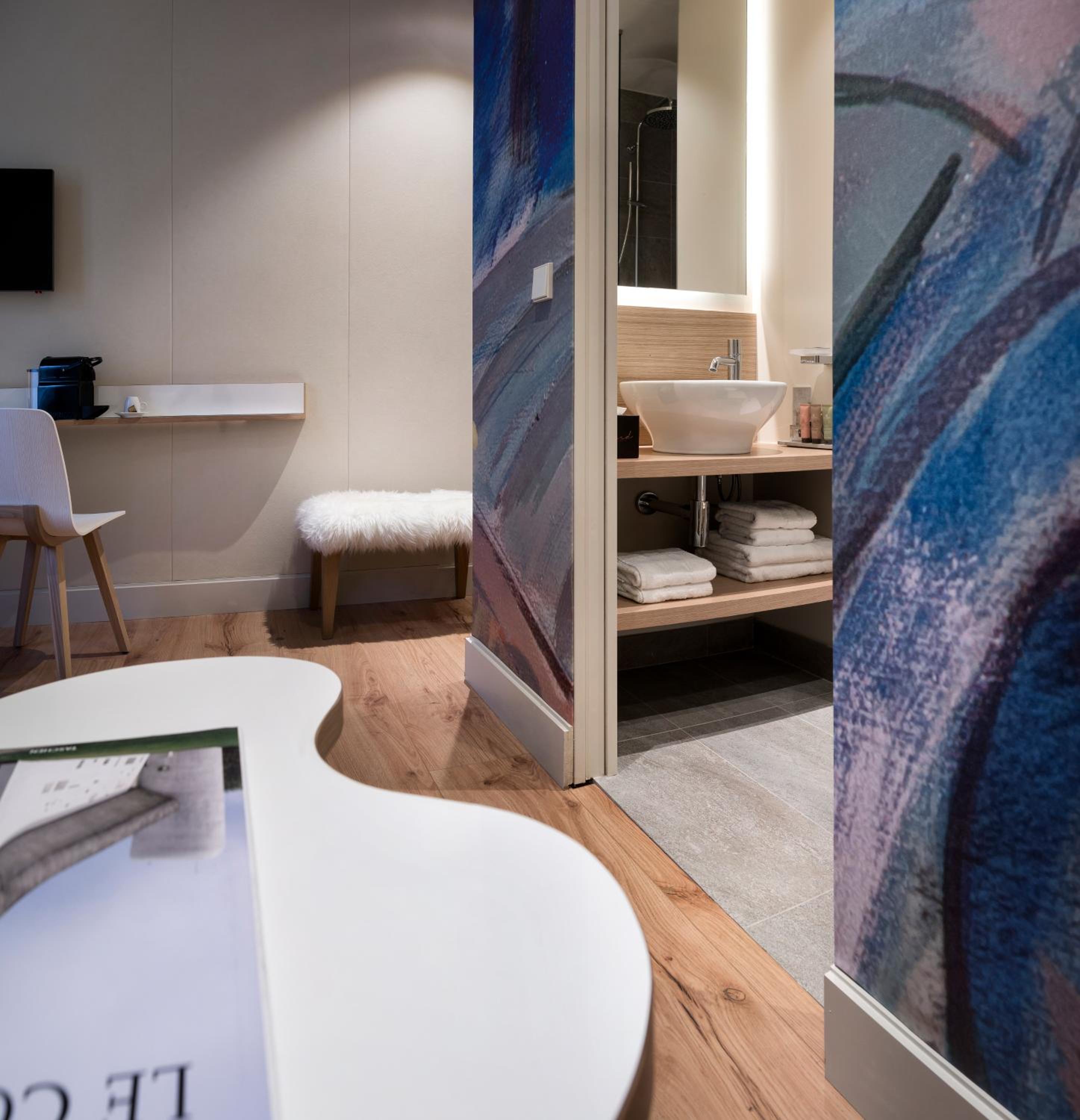 Two Rooms next to Each Other photo 2