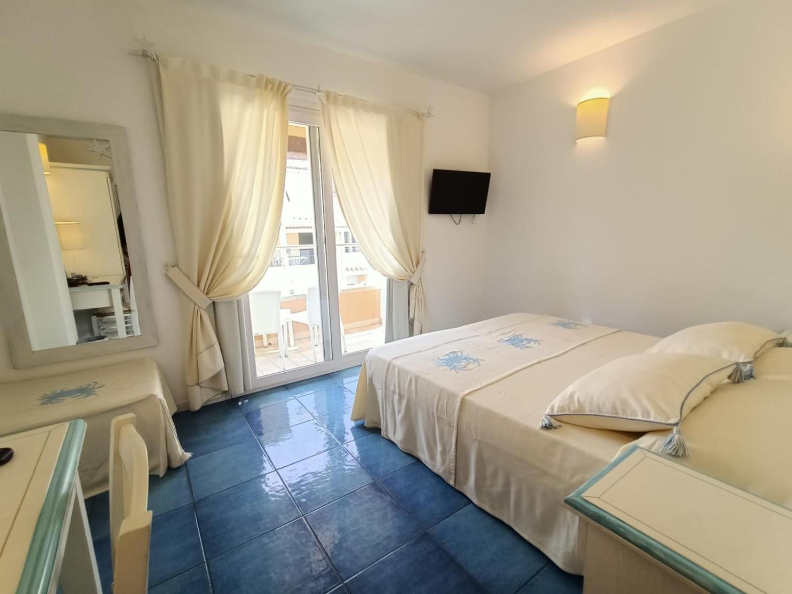 Deluxe Double Room - Photo 14