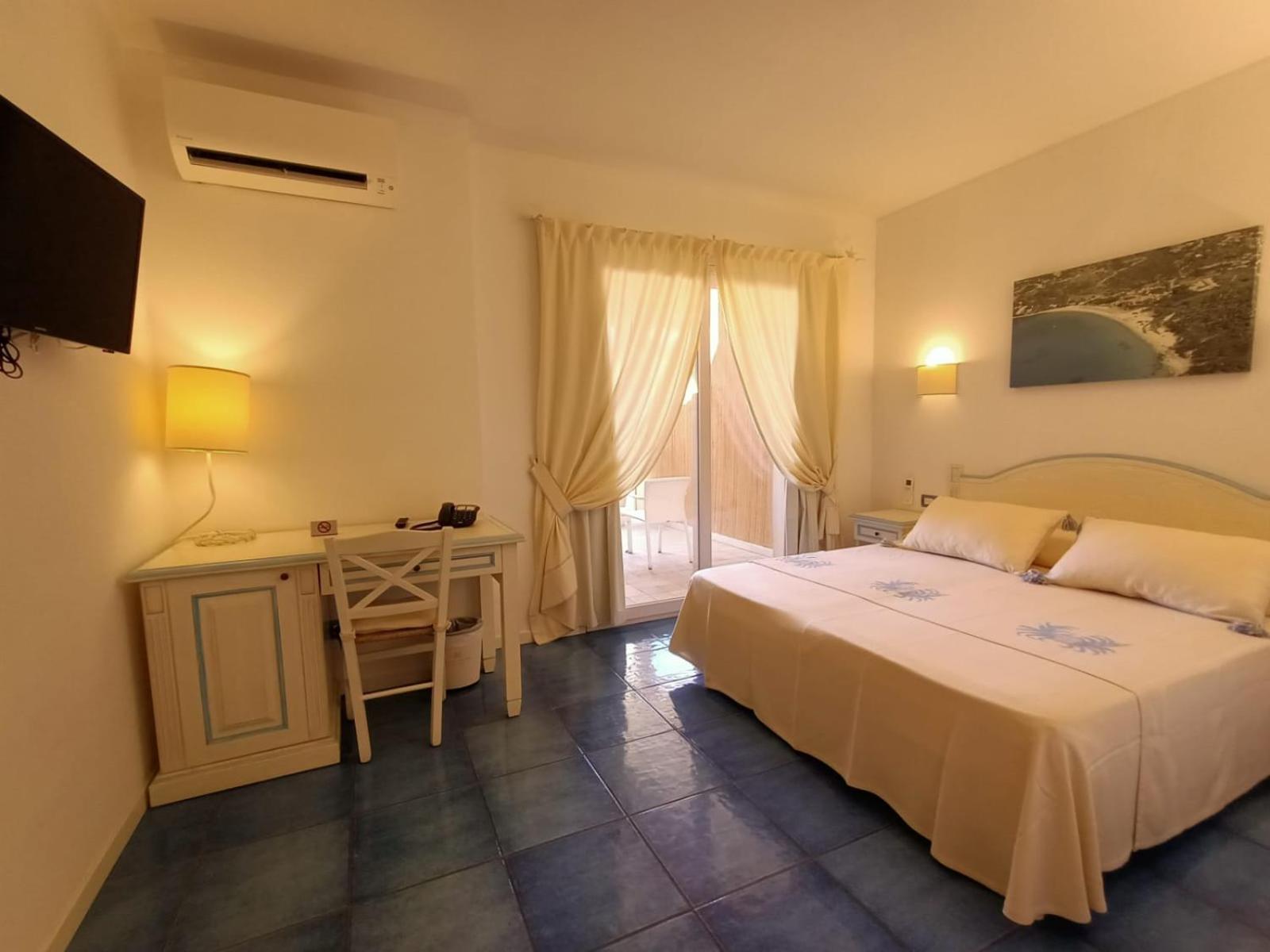 Deluxe Double Room - Photo 13
