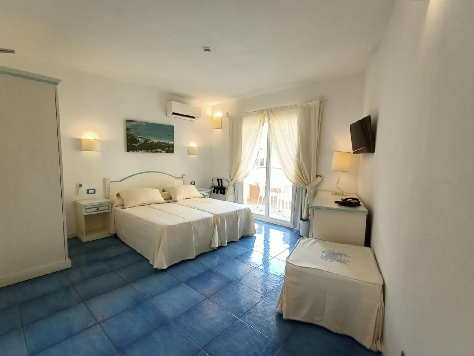 Deluxe Double Room - Photo 11
