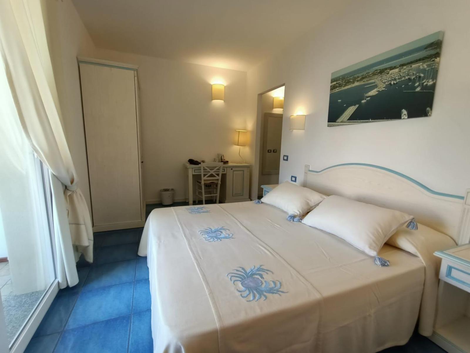 Deluxe Double Room - Photo 12