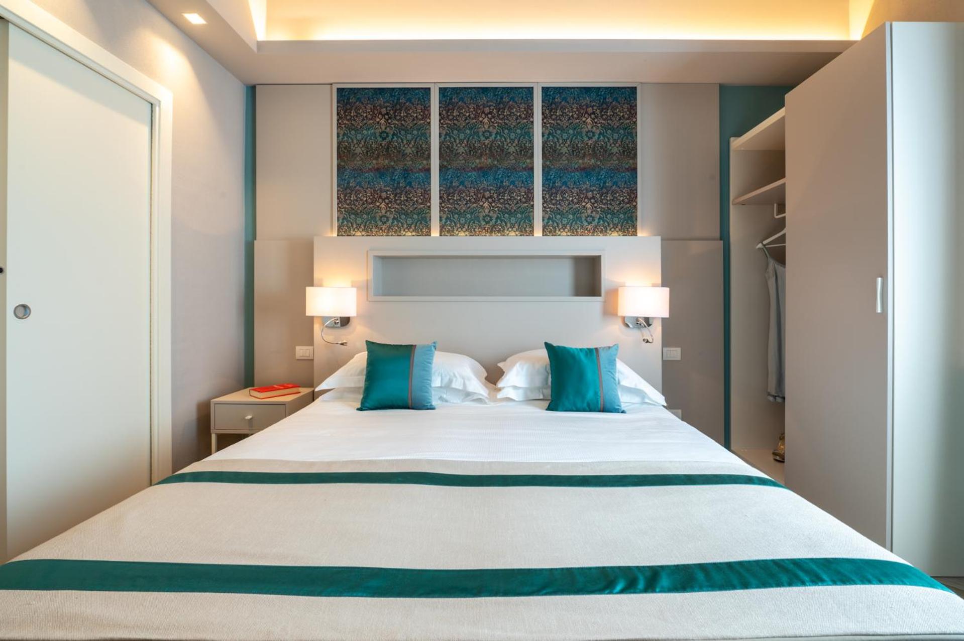 Deluxe Double or Twin Room - Photo 15