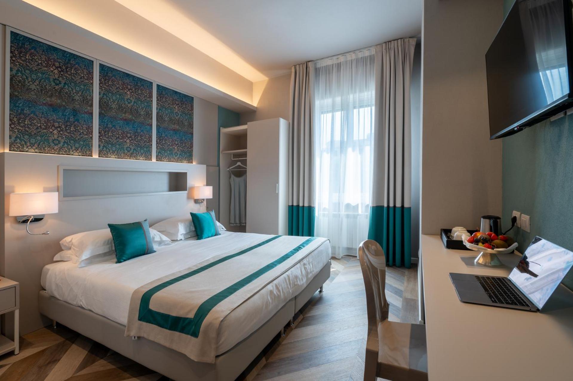 Deluxe Double or Twin Room - Photo 12