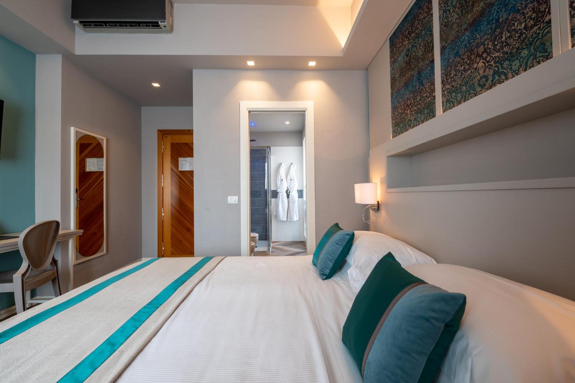 Deluxe Double or Twin Room - Photo 11