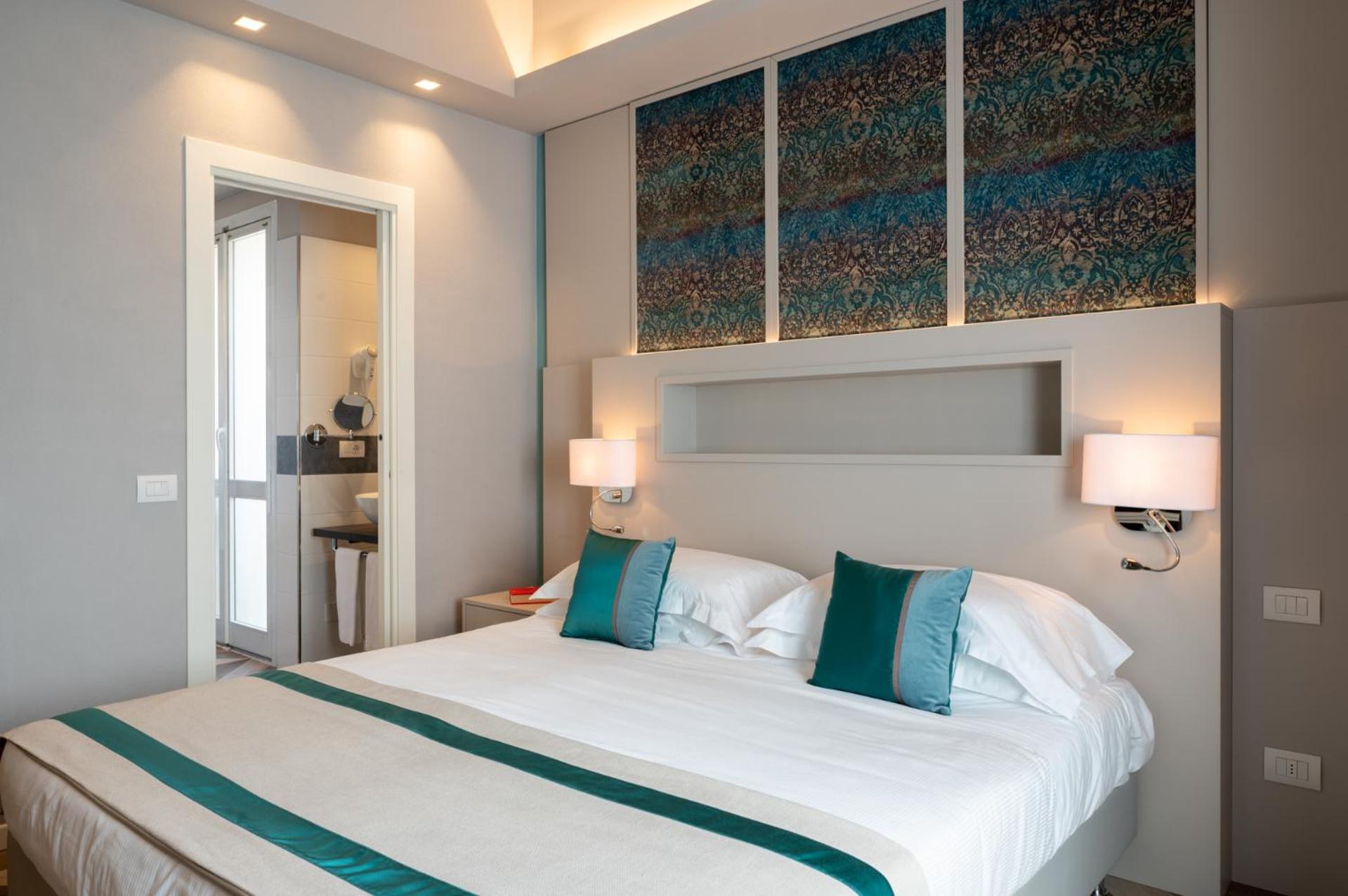 Deluxe Double or Twin Room - Photo 10