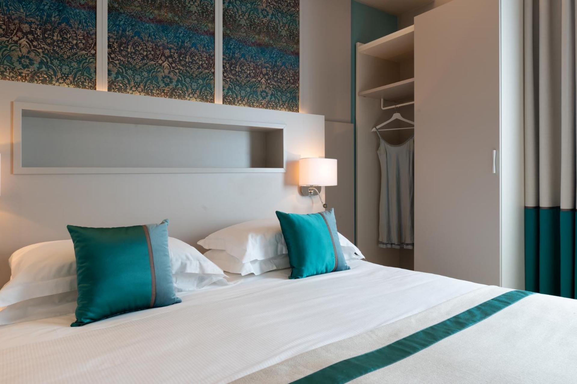 Deluxe Double or Twin Room - Photo 9