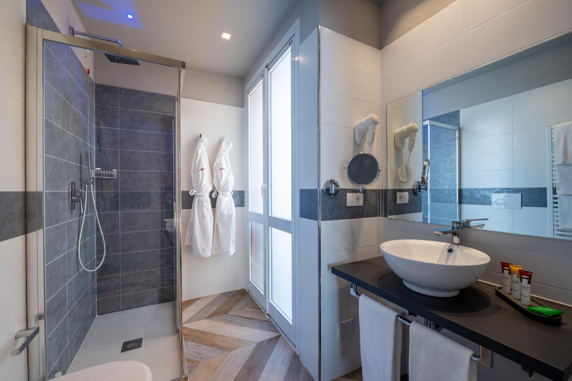 Deluxe Double or Twin Room - Photo 8