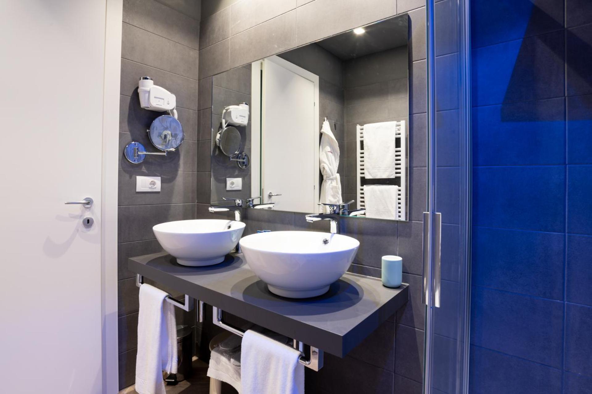 Deluxe Double or Twin Room - Photo 7