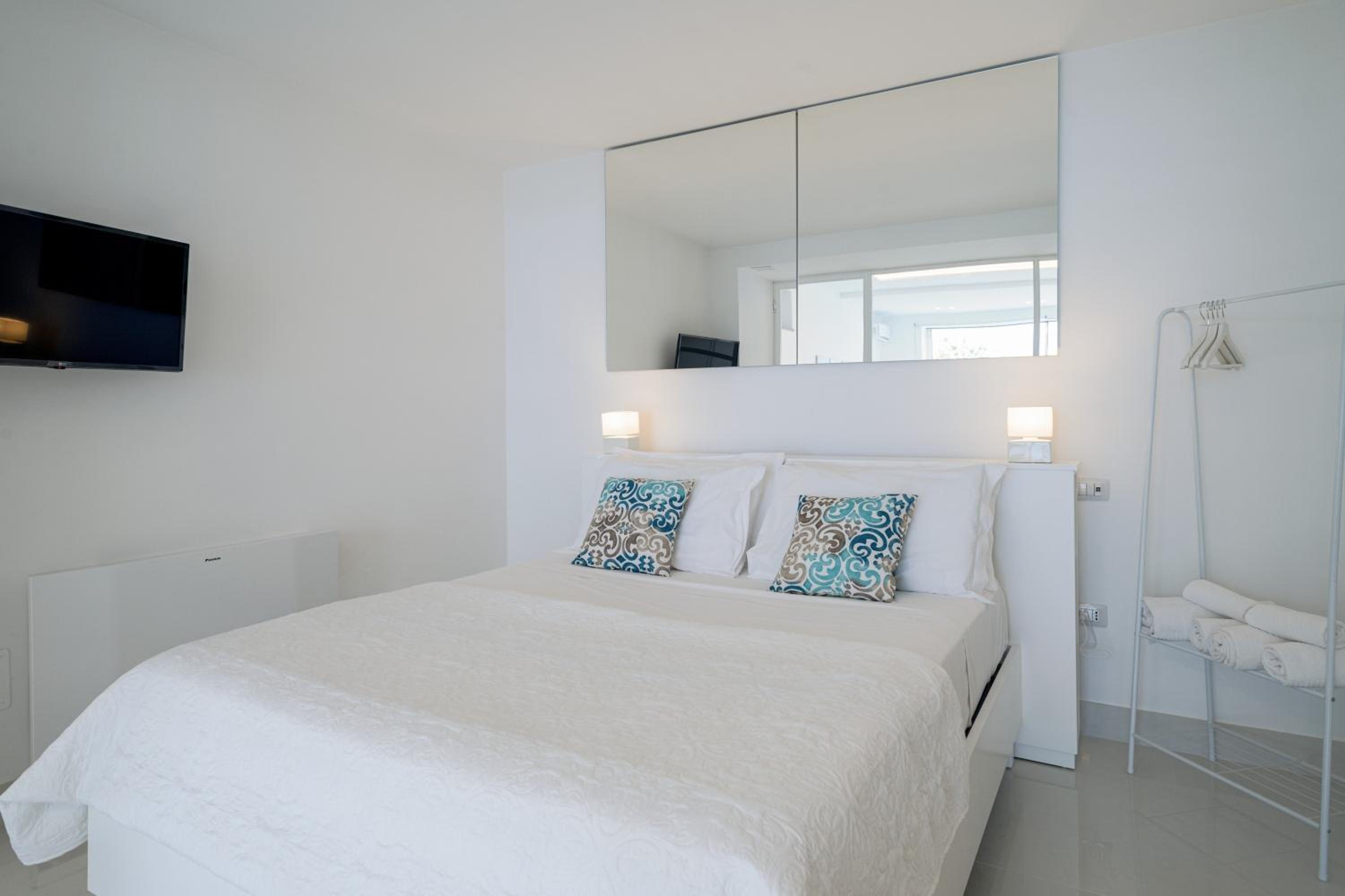 Two-Bedroom House - Photo 28