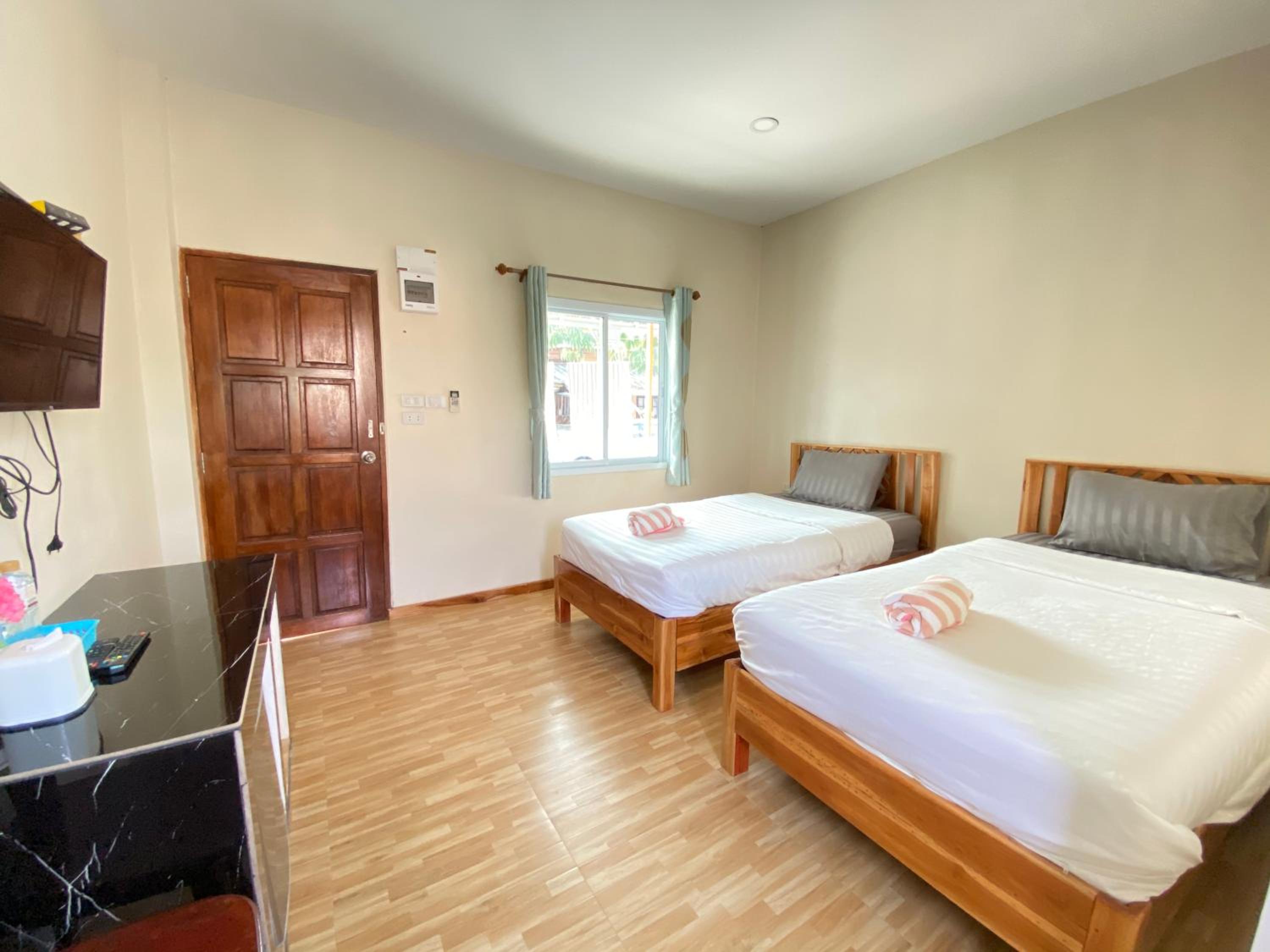 Twin Room with Private Bathroom - Photo 1