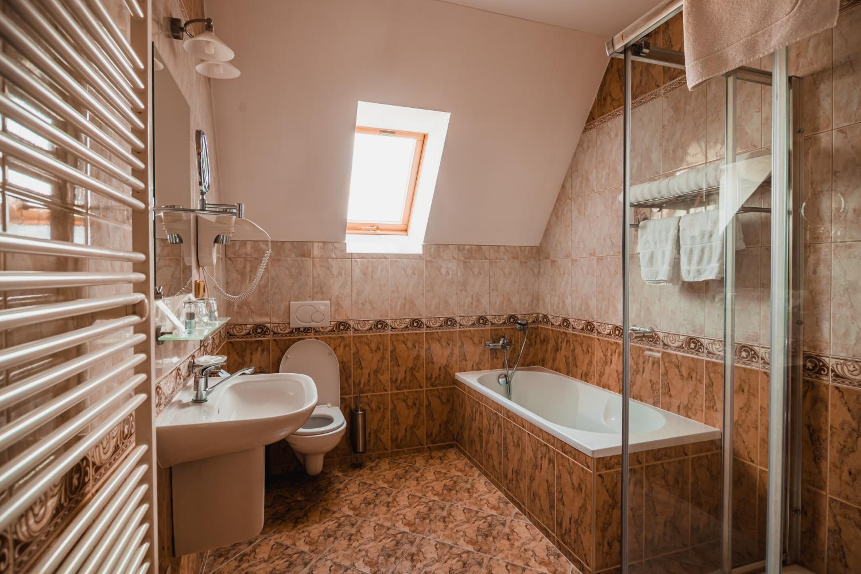 Twin Room with Bath photo 2